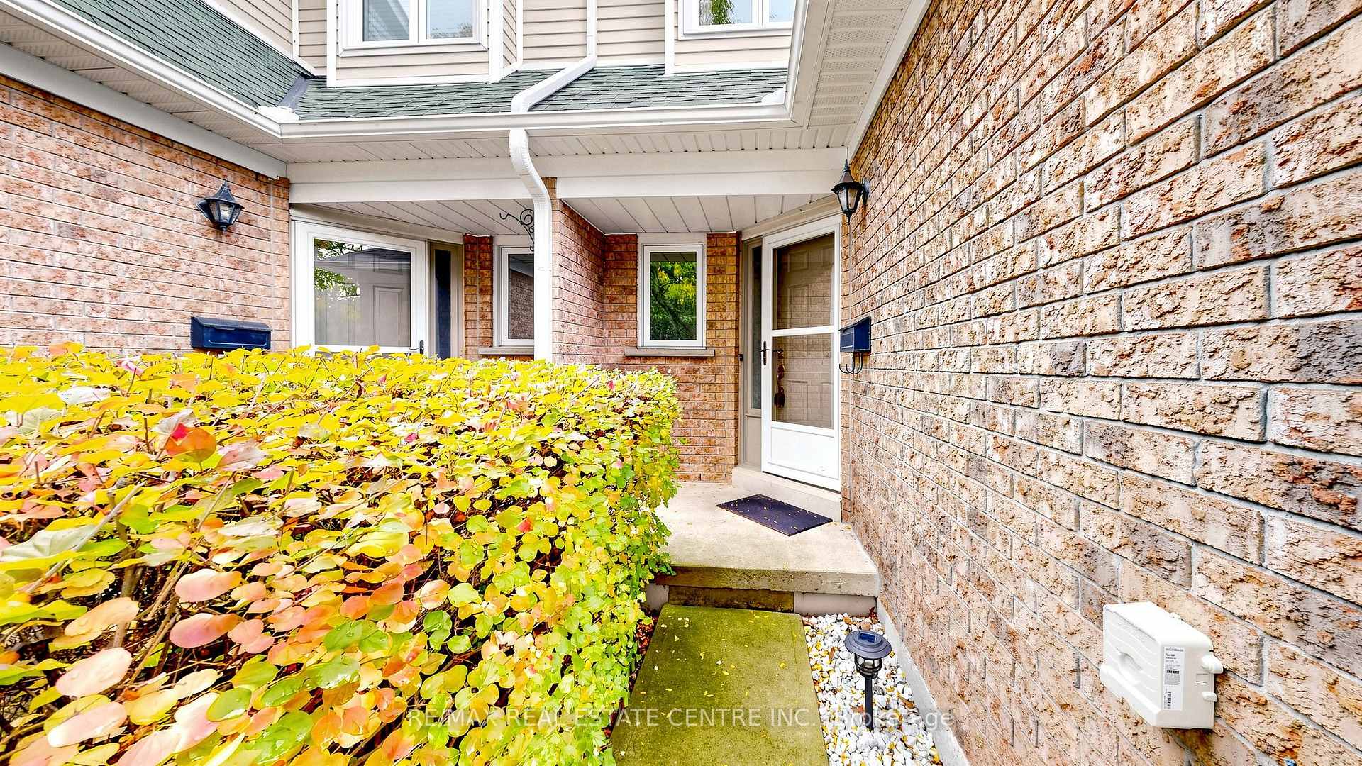 Photo 2 of Unit 3, 2215 Cleaver Avenue, Burlington, Headon — HOMEH