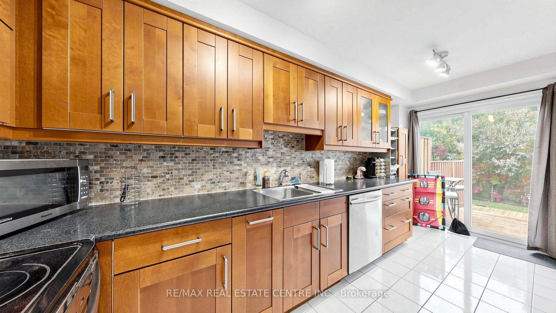 Photo 11 of Unit 3, 2215 Cleaver Avenue, Burlington, Headon — HOMEH