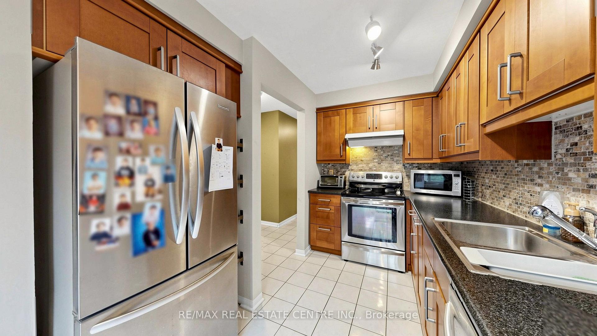 Photo 13 of Unit 3, 2215 Cleaver Avenue, Burlington, Headon — HOMEH
