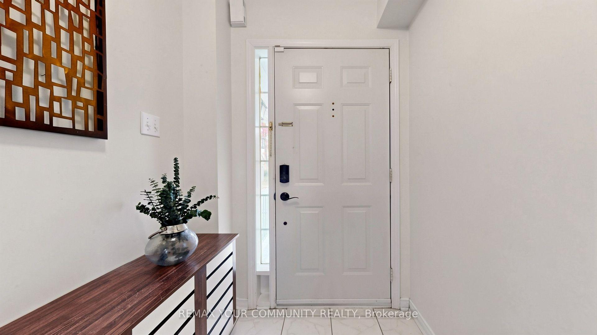 Photo 4 of 79 Red River Crescent, Newmarket, Woodland Hill — HOMEH