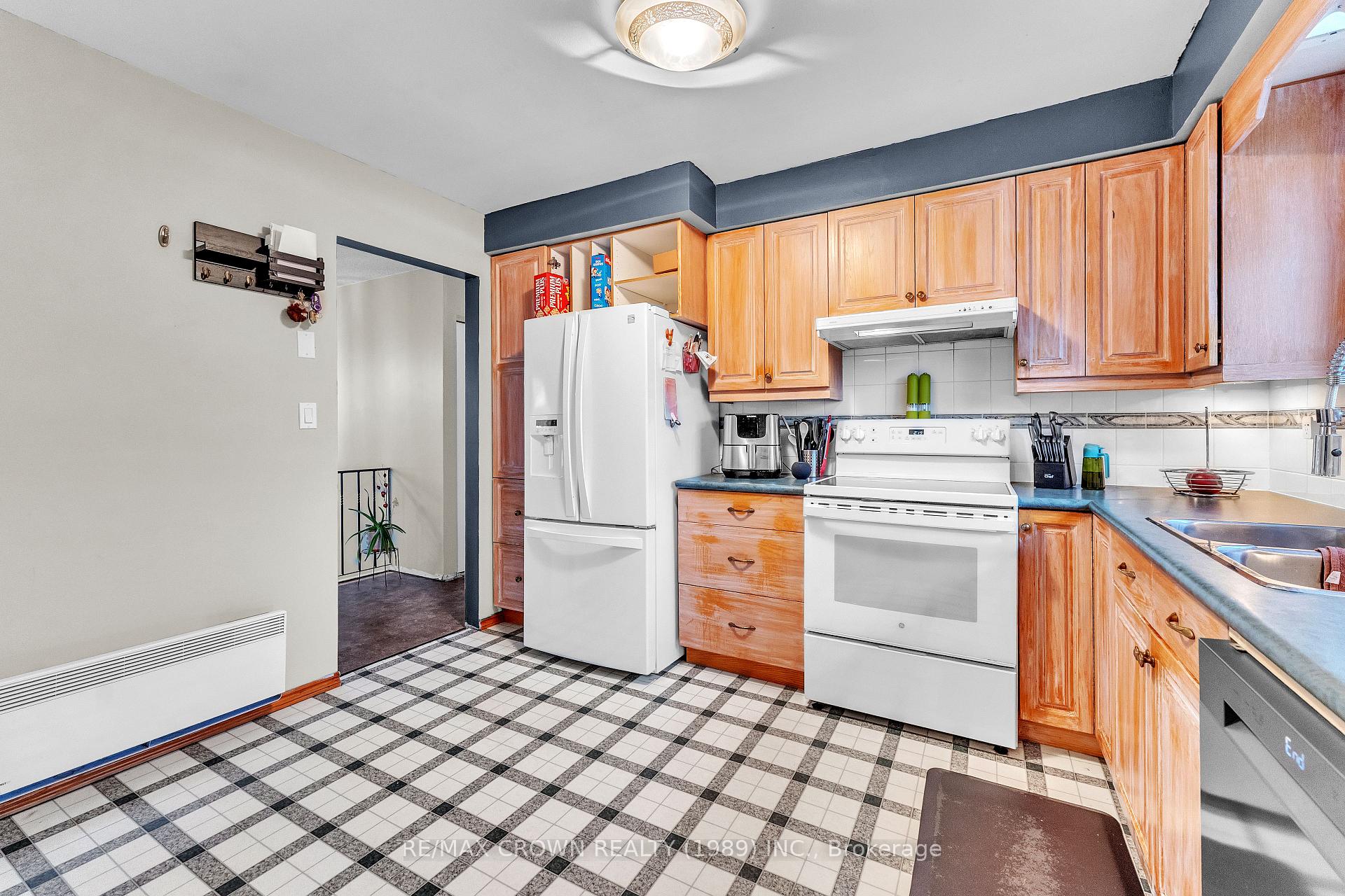 Photo 3 of 19 Knox Court, North Bay, Ferris — HOMEH