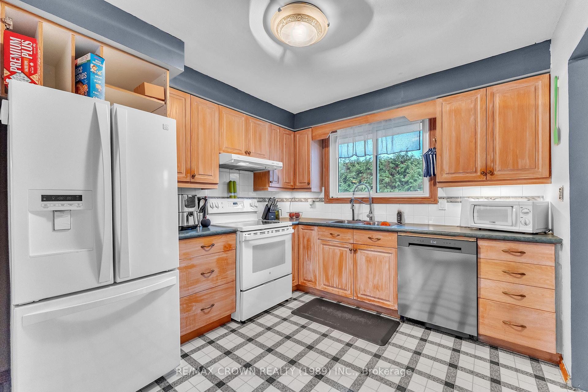 Photo 4 of 19 Knox Court, North Bay, Ferris — HOMEH