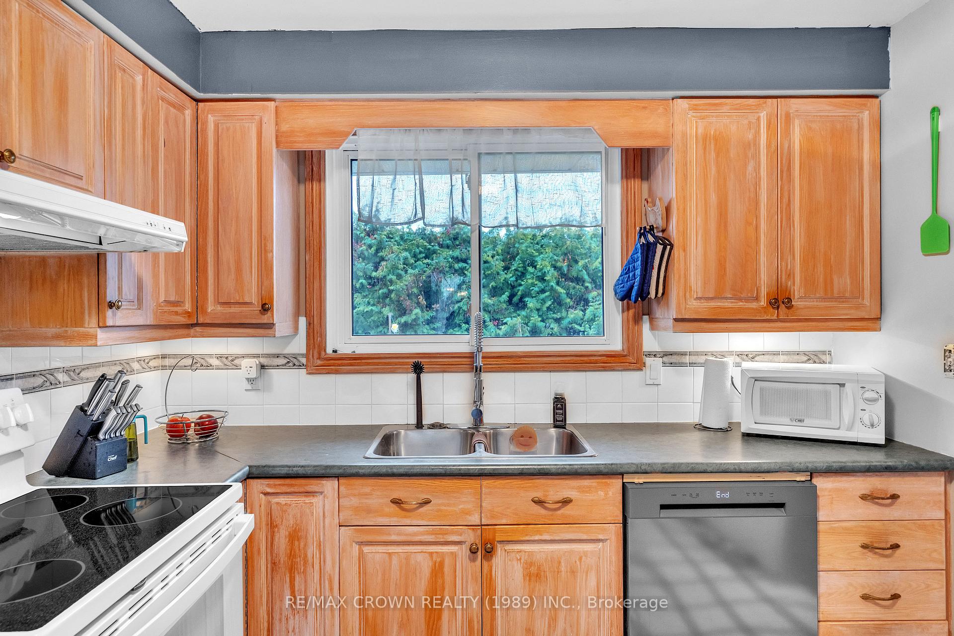 Photo 5 of 19 Knox Court, North Bay, Ferris — HOMEH