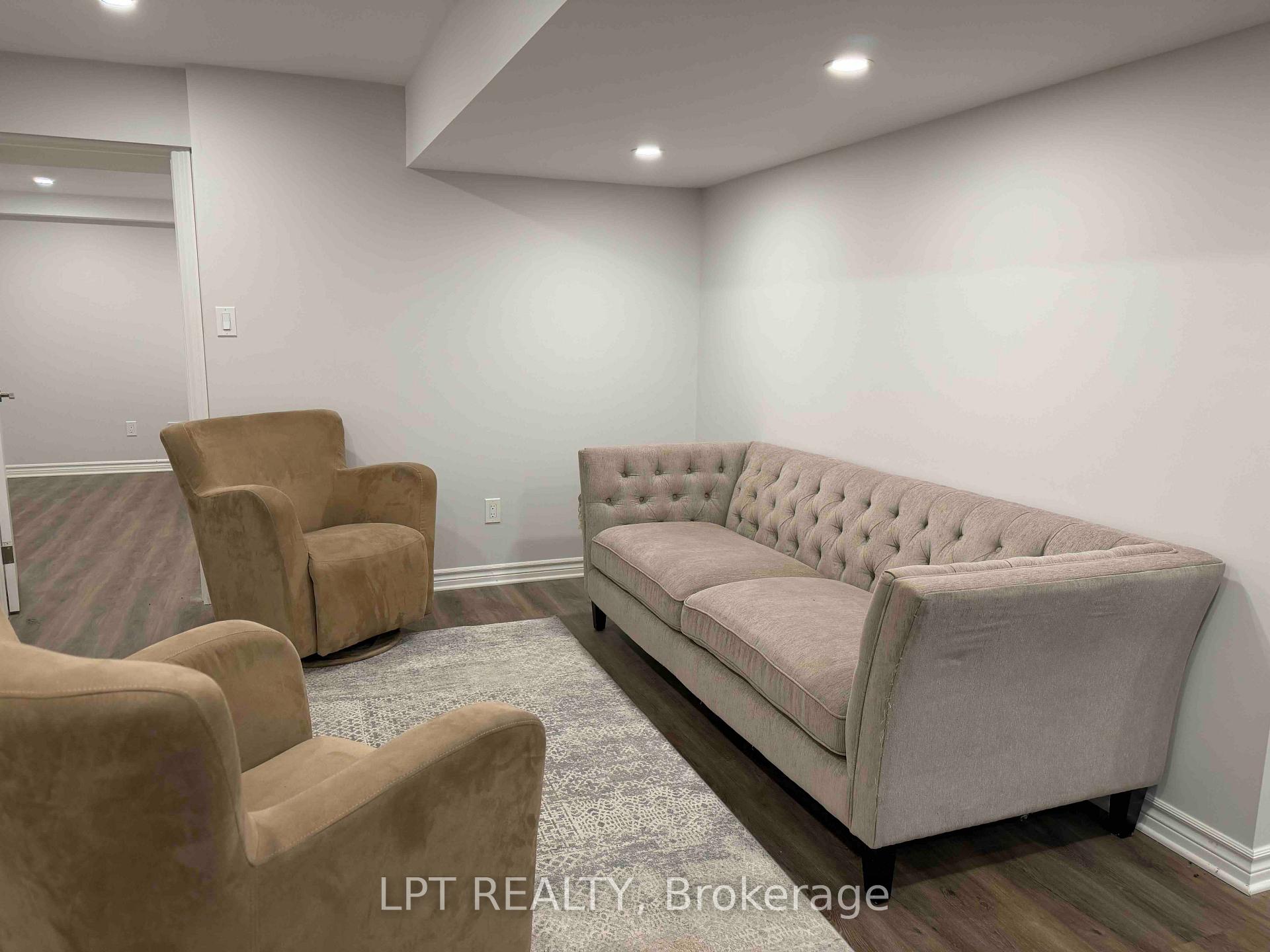 Photo 5 of Unit lower level, 14 Blue Forest Drive, North York, Bathurst Manor — HOMEH