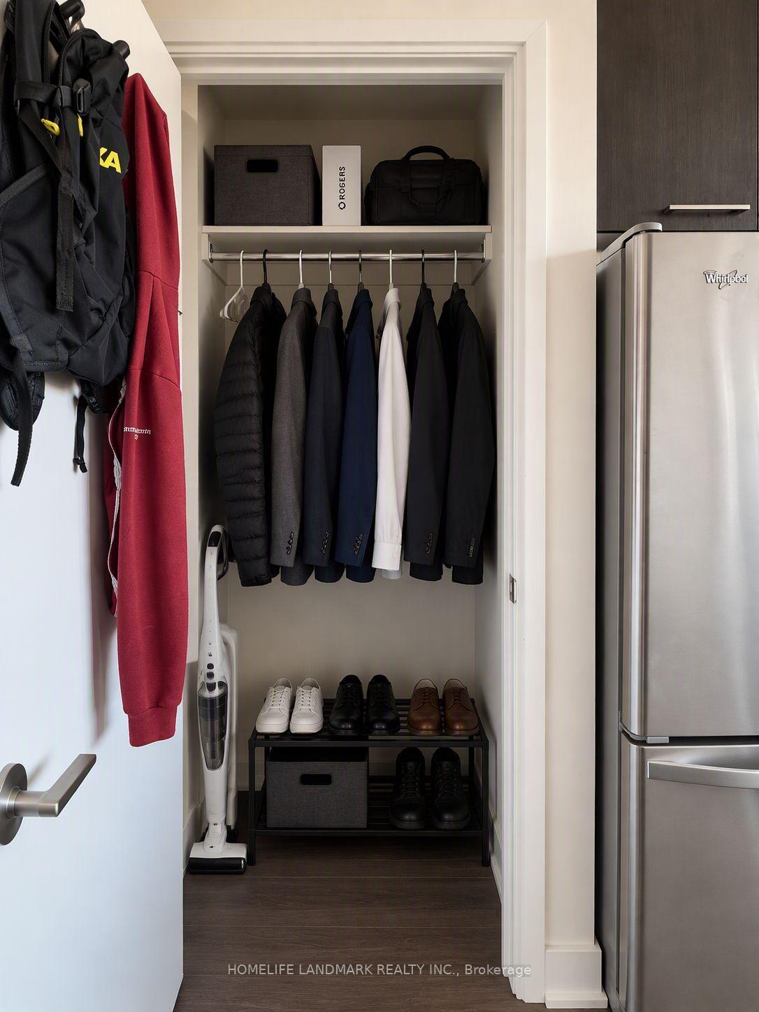Photo 4 of Unit 3404, 30 Roehampton Avenue, Toronto, Mount Pleasant West — HOMEH