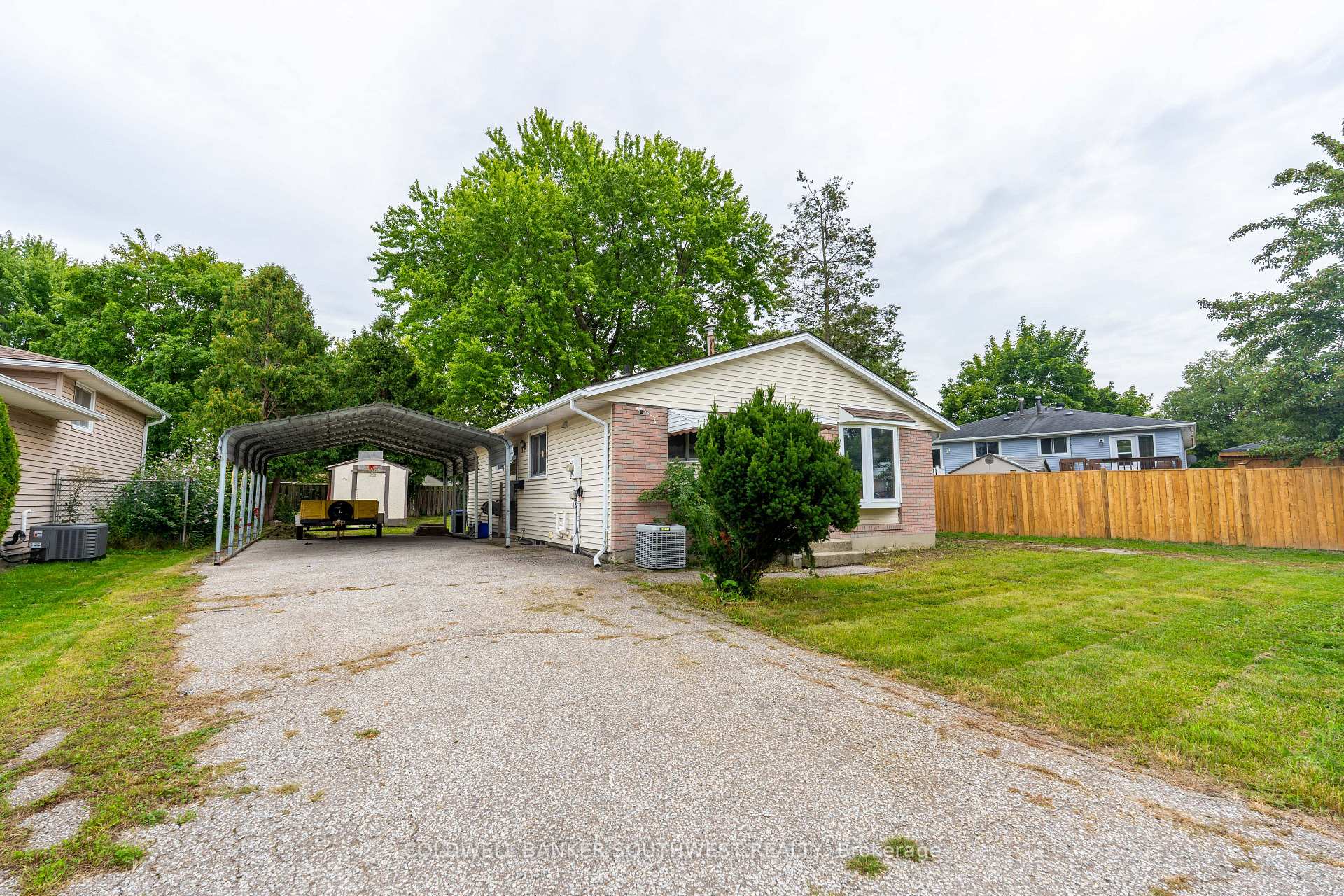 Photo 2 of 1104 Overlea Crescent, Sarnia — HOMEH