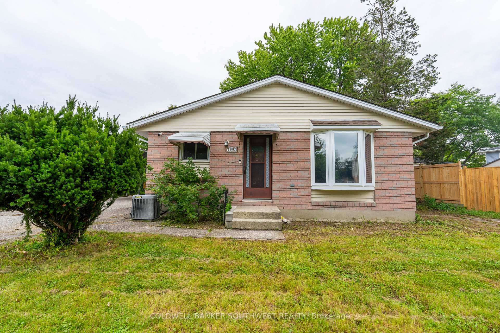 Photo 3 of 1104 Overlea Crescent, Sarnia — HOMEH