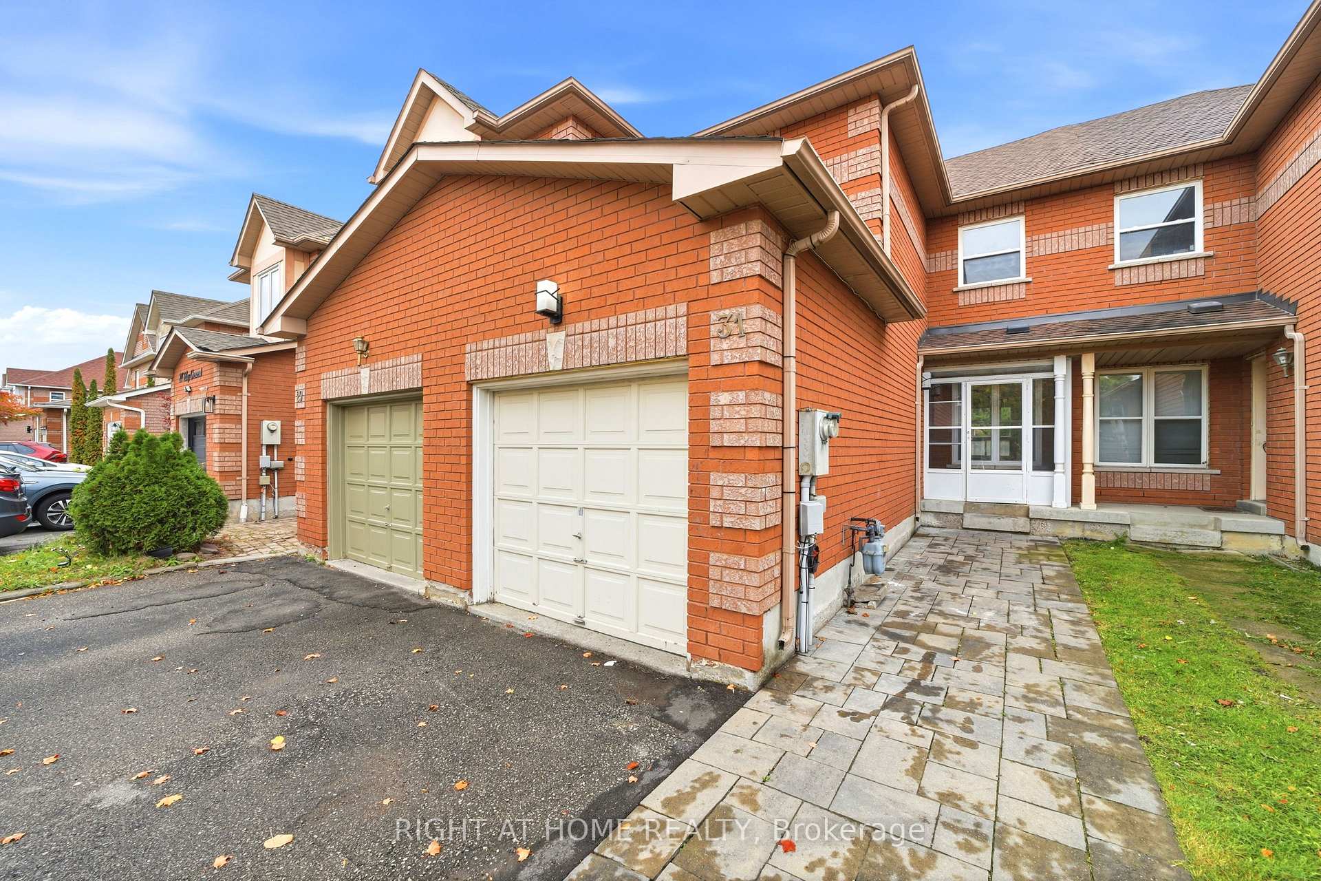 Photo 2 of 31 Islay Crescent, Vaughan, Maple — HOMEH