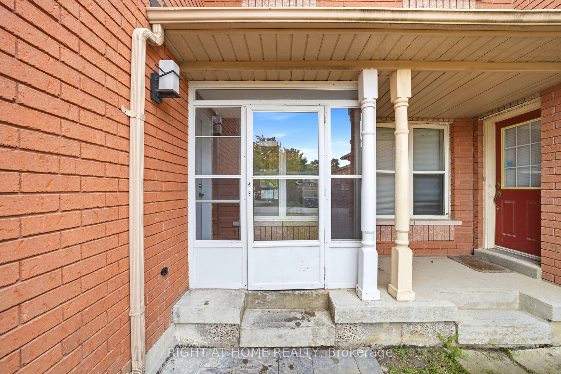Photo 3 of 31 Islay Crescent, Vaughan, Maple — HOMEH