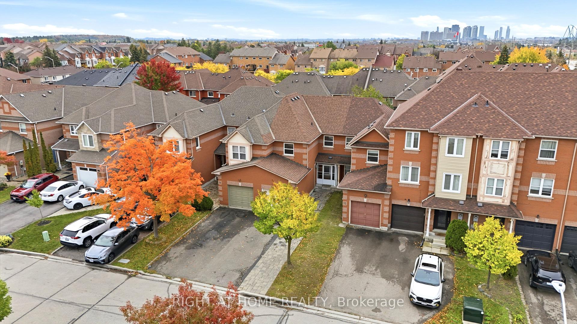 Photo 4 of 31 Islay Crescent, Vaughan, Maple — HOMEH