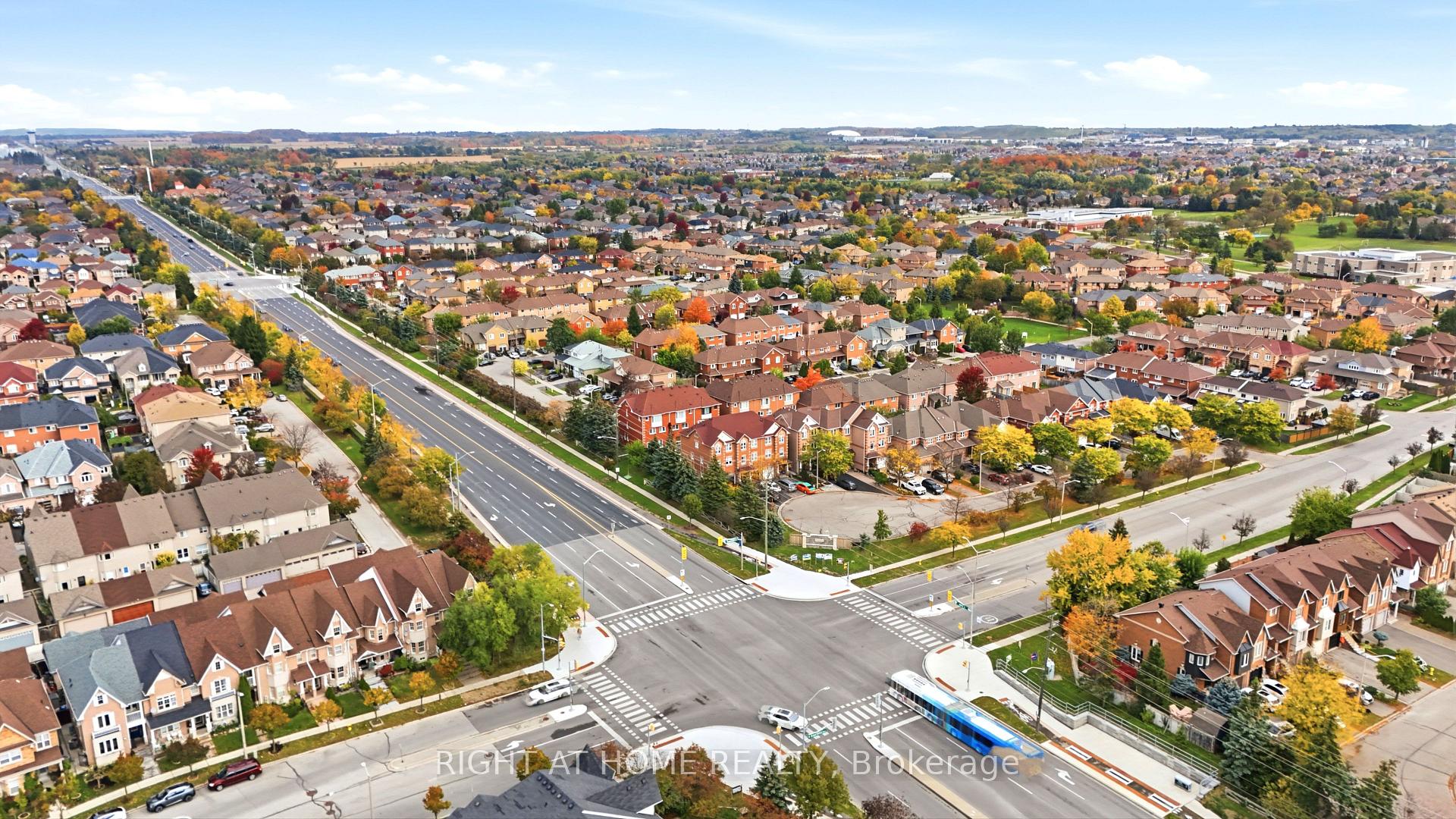 Photo 9 of 31 Islay Crescent, Vaughan, Maple — HOMEH
