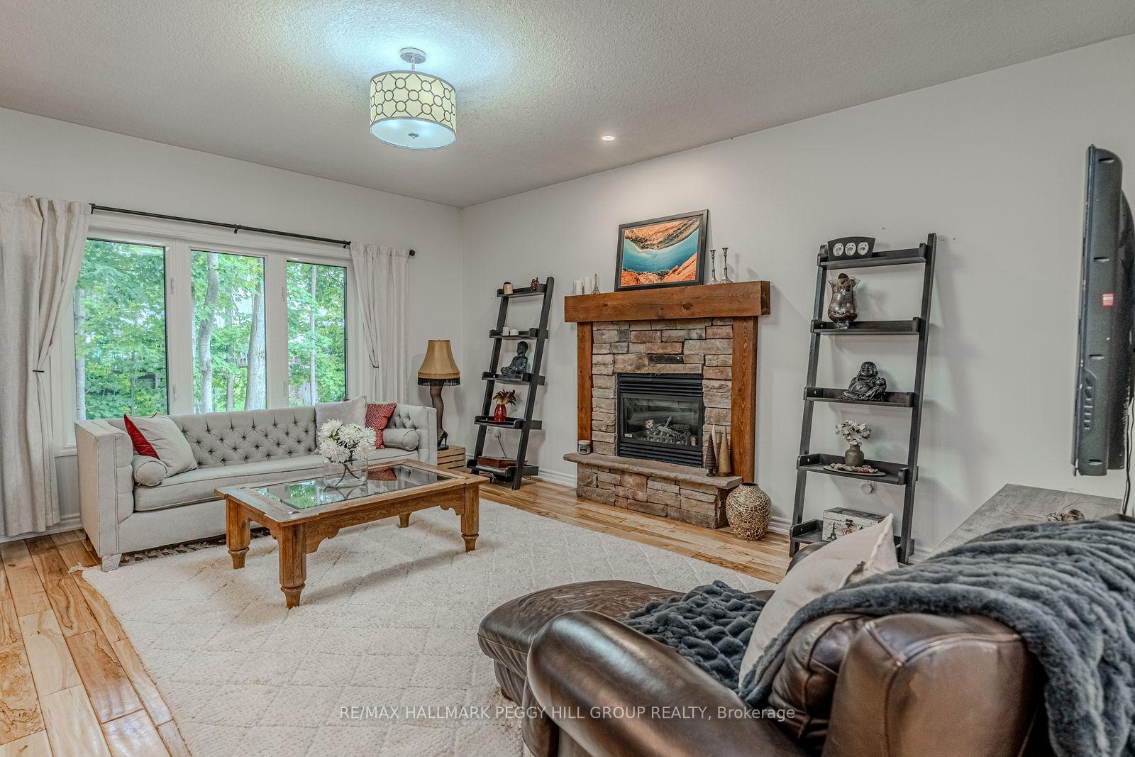 Photo 4 of 11 Oakmont Avenue, Oro-Medonte, Horseshoe Valley — HOMEH