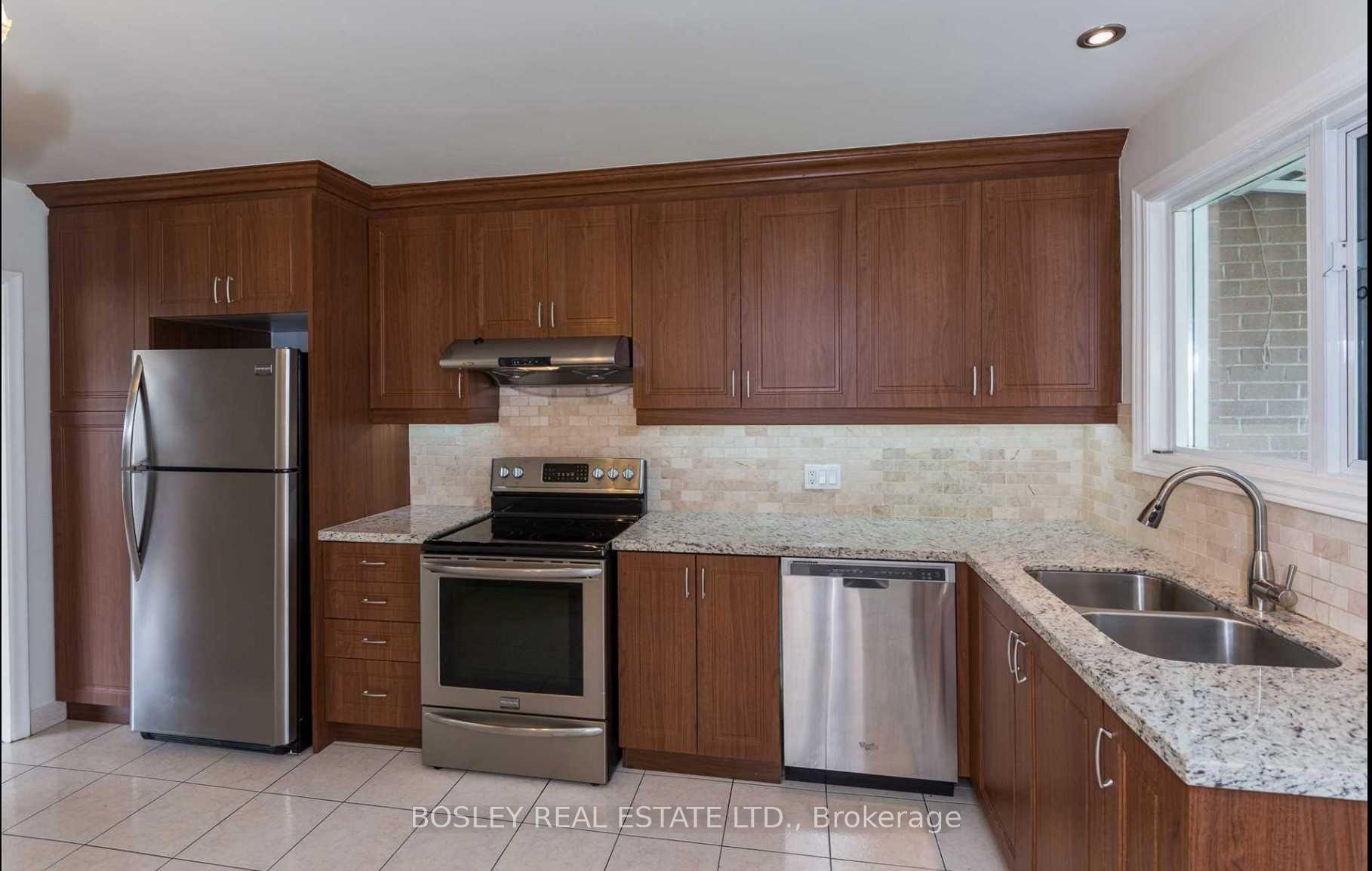 Photo 3 of 286 Searle Avenue, North York, Bathurst Manor — HOMEH