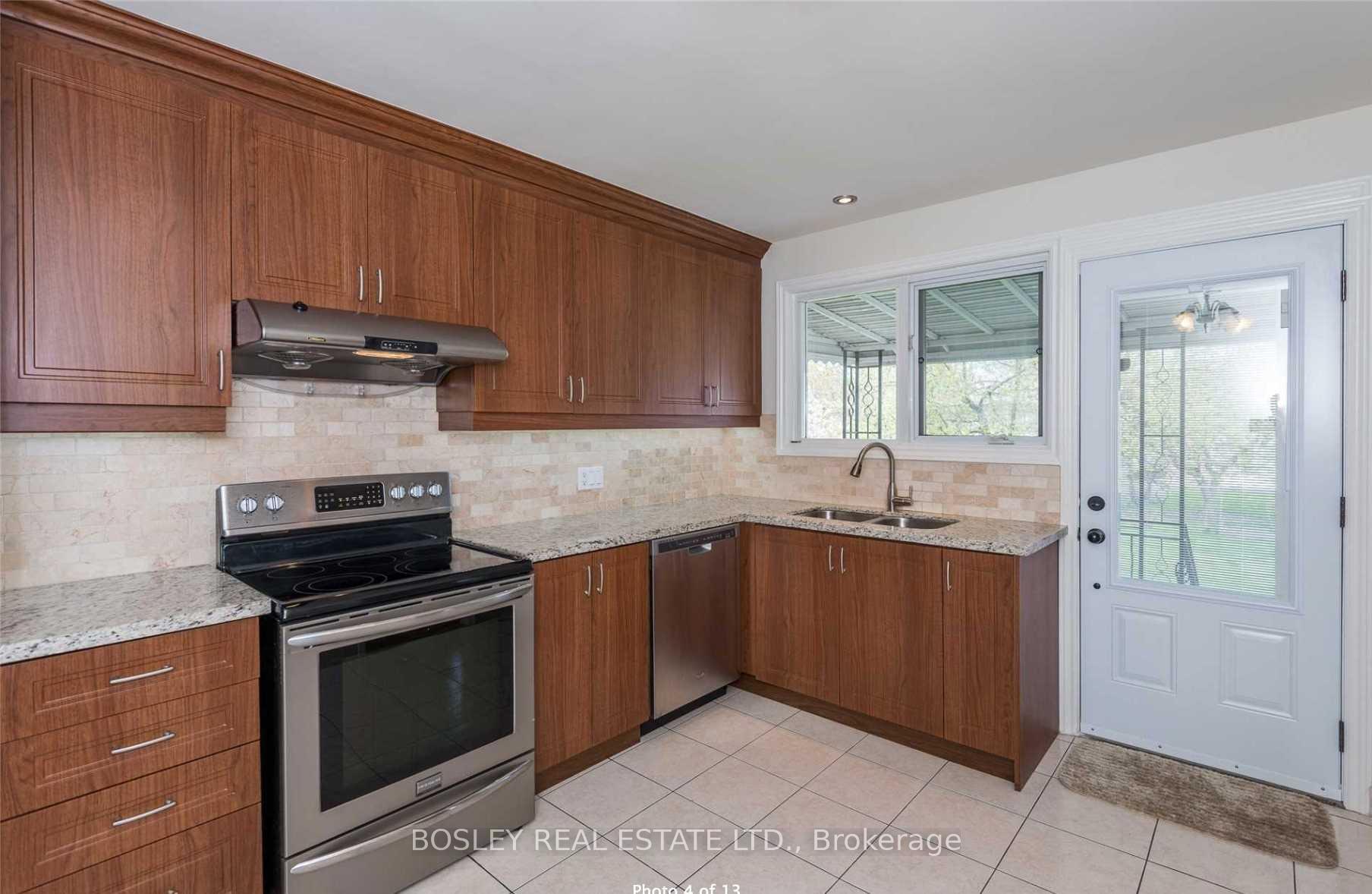 Photo 4 of 286 Searle Avenue, North York, Bathurst Manor — HOMEH