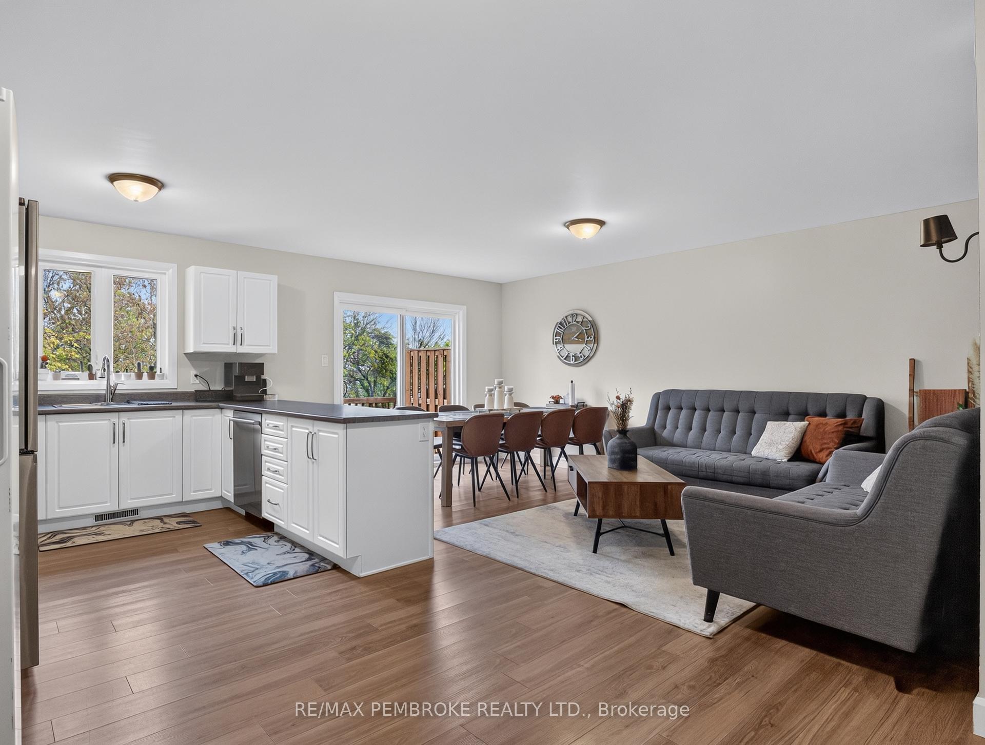 Photo 2 of 617 Nelson Street, Pembroke, Pembroke — HOMEH