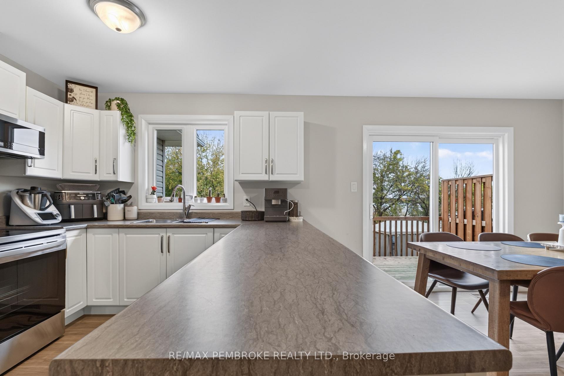 Photo 3 of 617 Nelson Street, Pembroke, Pembroke — HOMEH