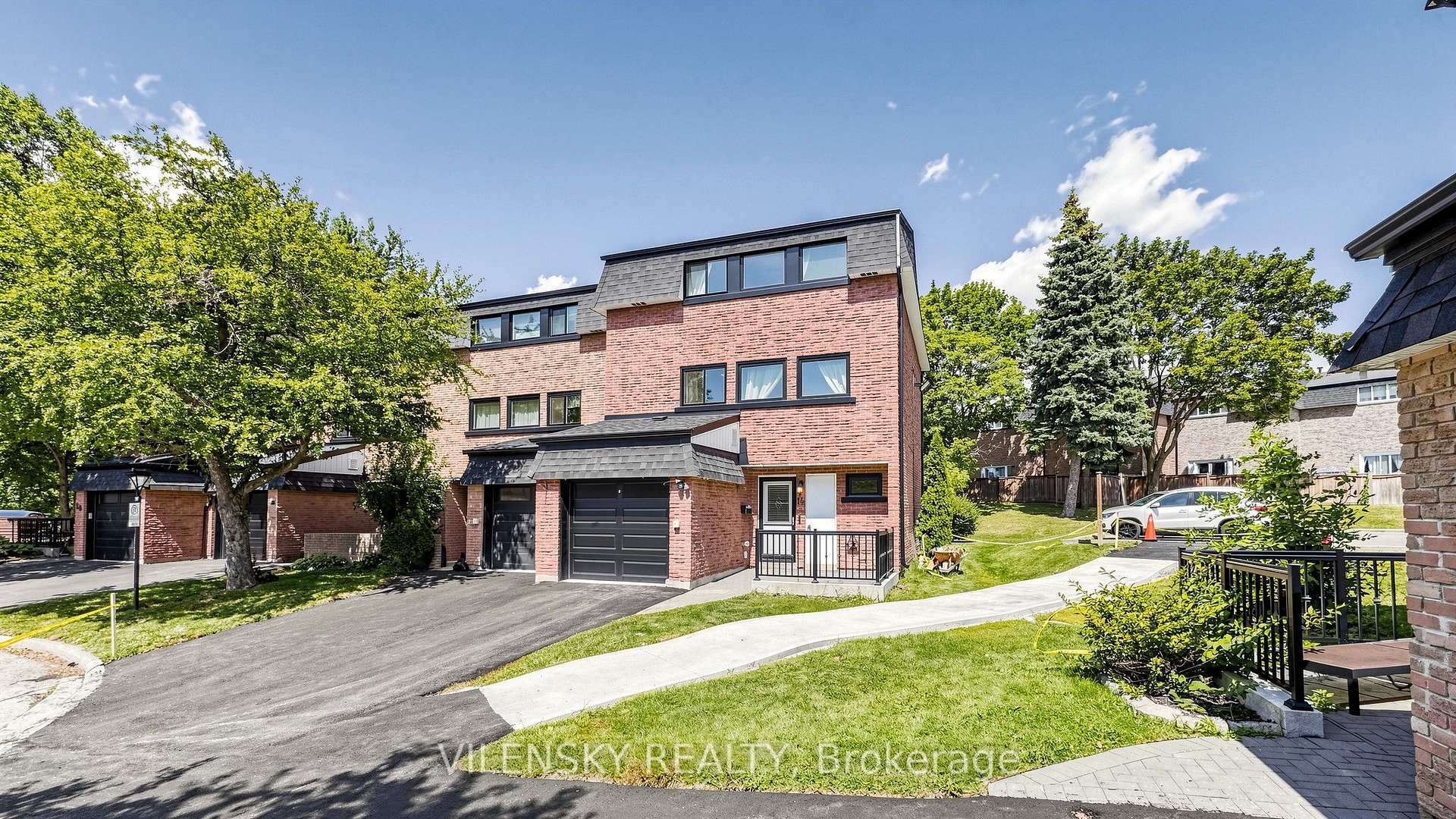 Photo 2 of Unit 19, 14 Poplar Crescent, Aurora, Aurora Highlands — HOMEH