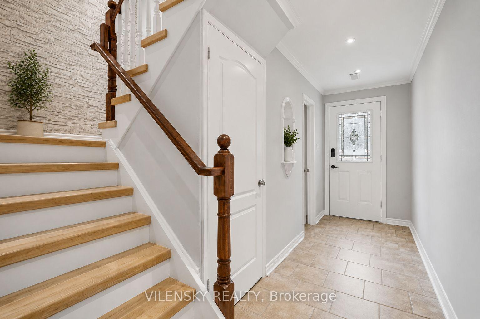 Photo 3 of Unit 19, 14 Poplar Crescent, Aurora, Aurora Highlands — HOMEH