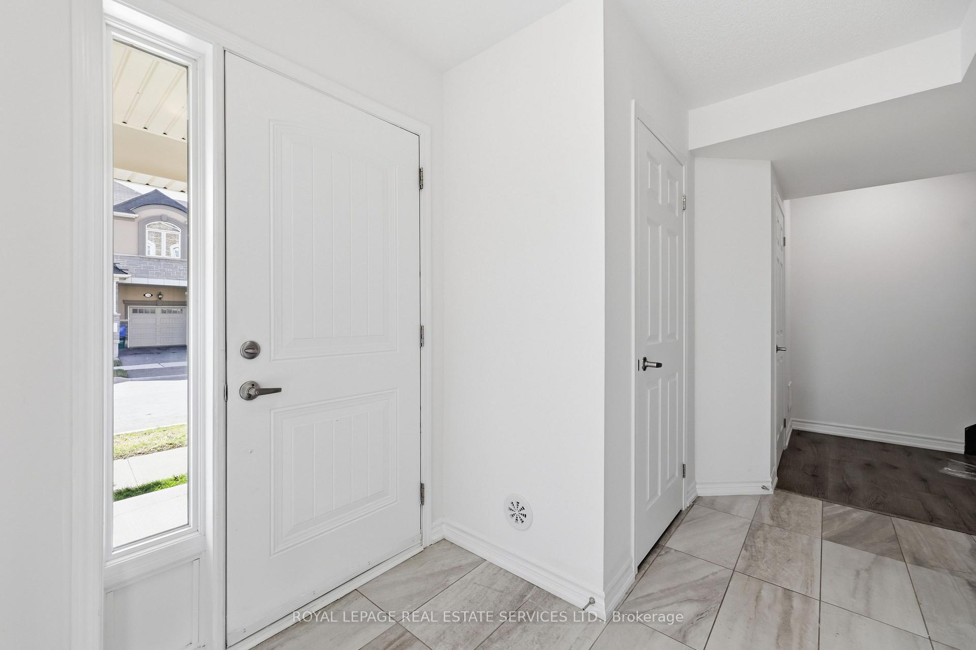 Photo 4 of 998 Balsam Court, Milton, Cobban — HOMEH