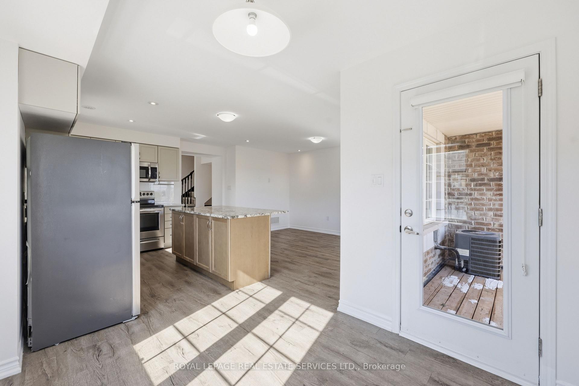 Photo 15 of 998 Balsam Court, Milton, Cobban — HOMEH