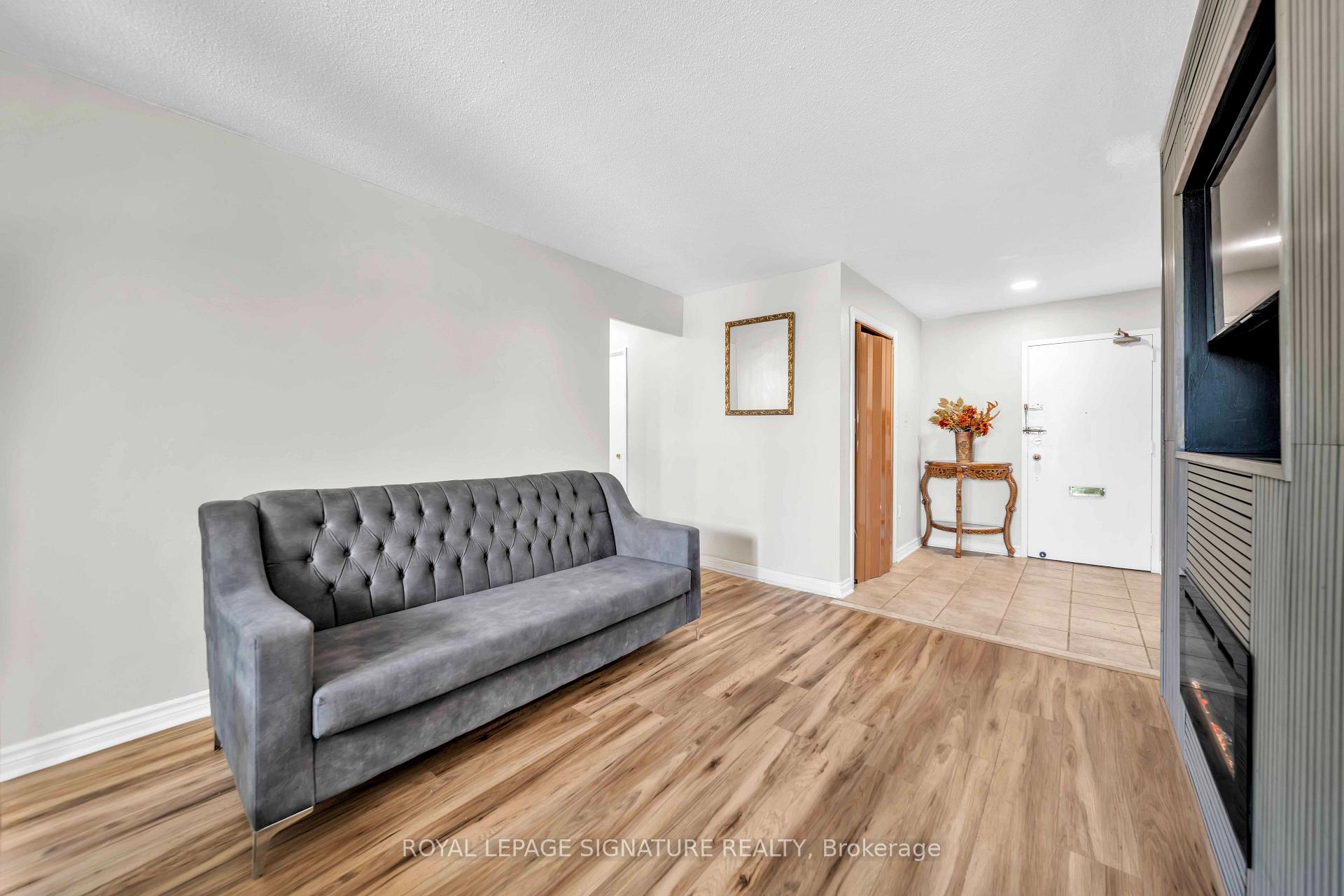 Photo 4 of Unit 402, 5 Frith Road, North York, Glenfield-Jane Heights — HOMEH