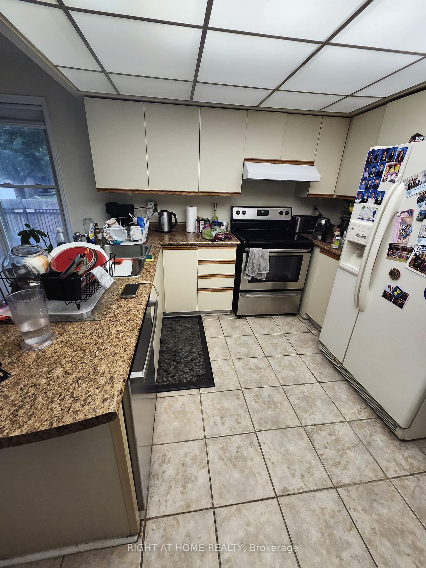 Photo 3 of 100 Jessica Gardens, Vaughan, Crestwood-Springfarm-Yorkhill — HOMEH