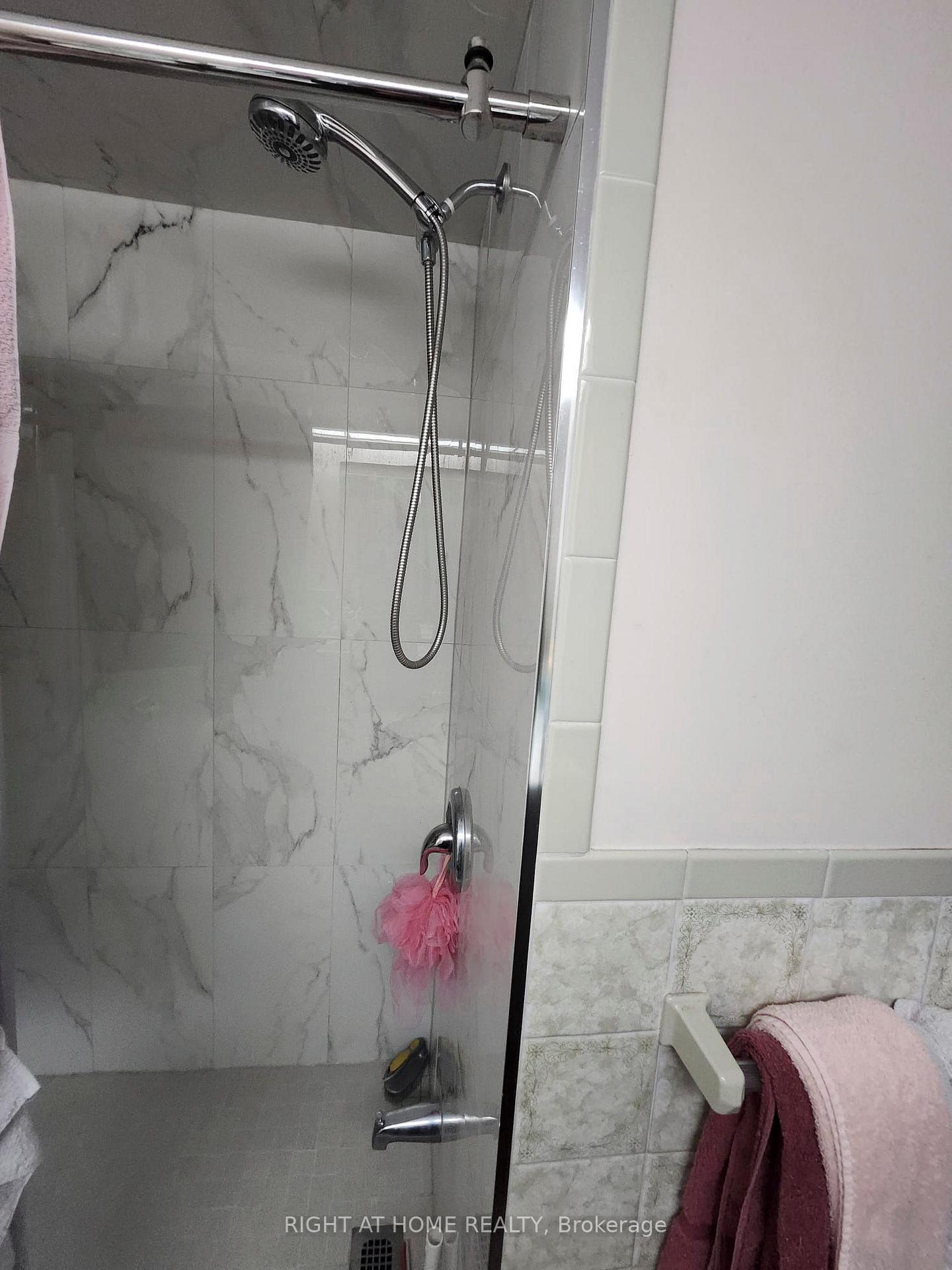 Photo 4 of 100 Jessica Gardens, Vaughan, Crestwood-Springfarm-Yorkhill — HOMEH