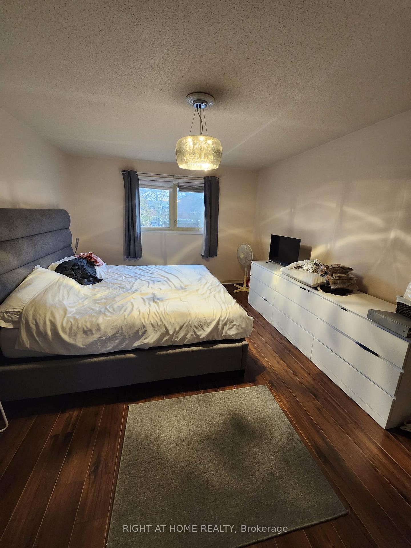 Photo 5 of 100 Jessica Gardens, Vaughan, Crestwood-Springfarm-Yorkhill — HOMEH
