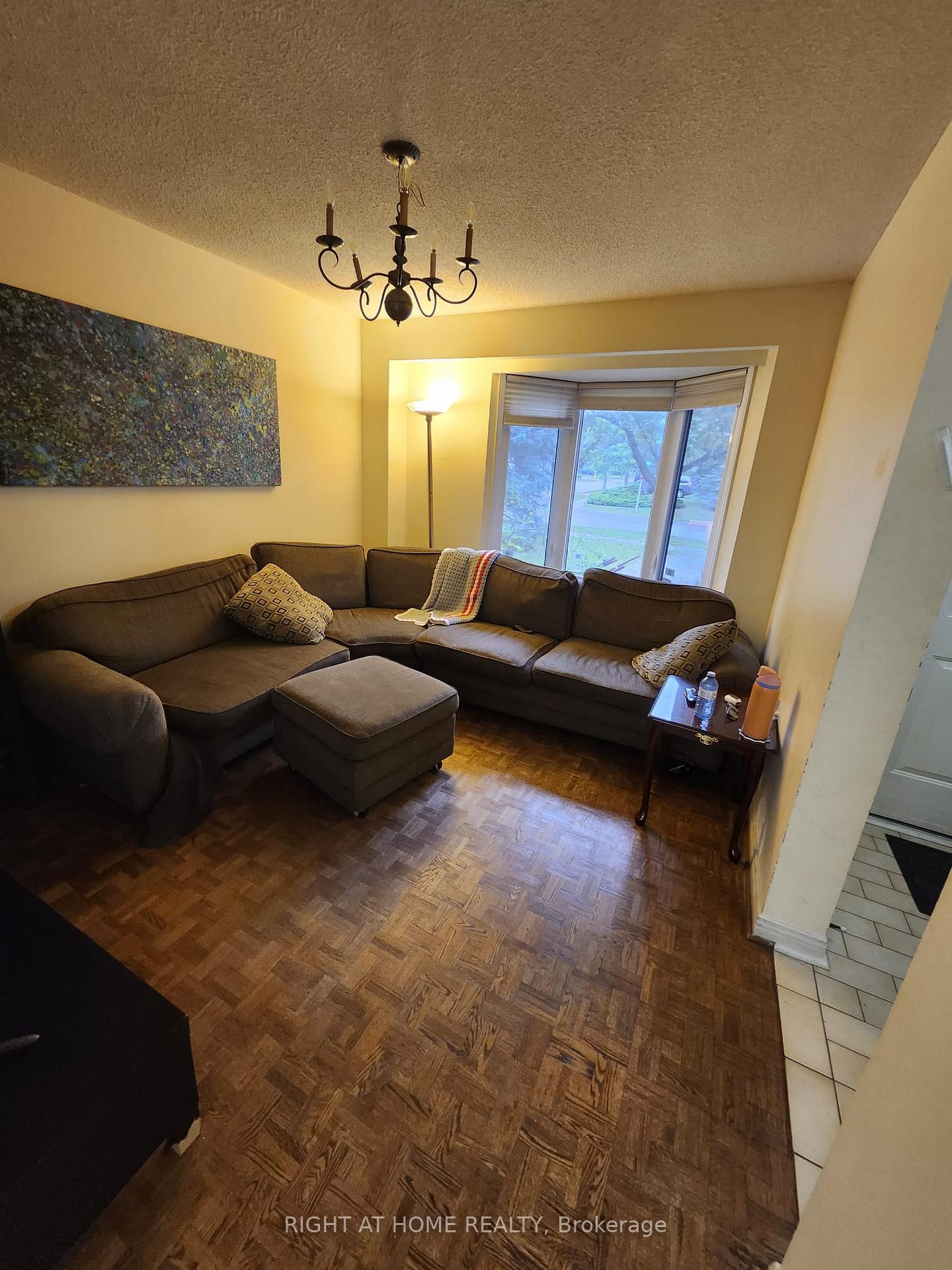 Photo 7 of 100 Jessica Gardens, Vaughan, Crestwood-Springfarm-Yorkhill — HOMEH