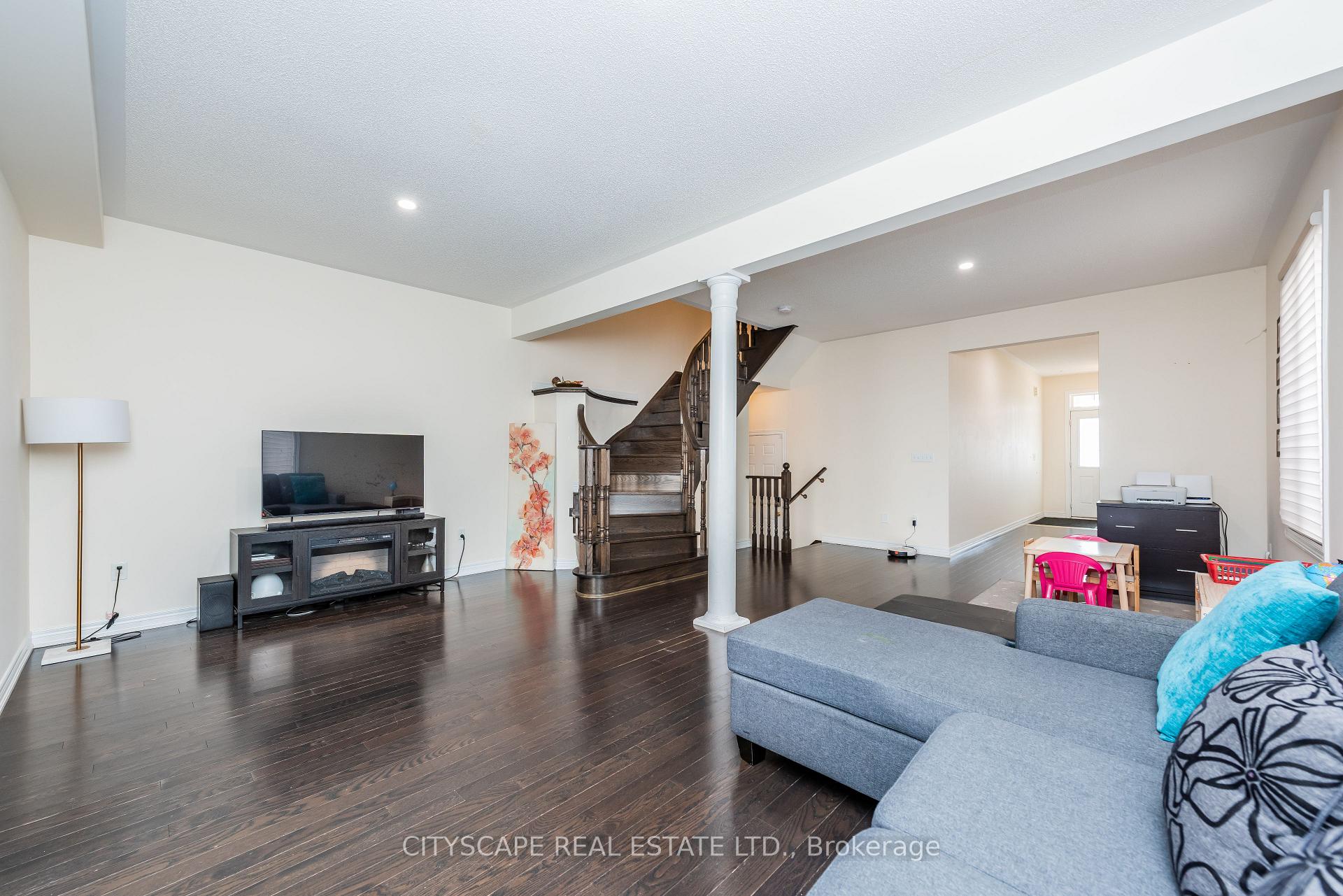Photo 10 of 37 Aspermont Crescent, Brampton, Brampton East — HOMEH