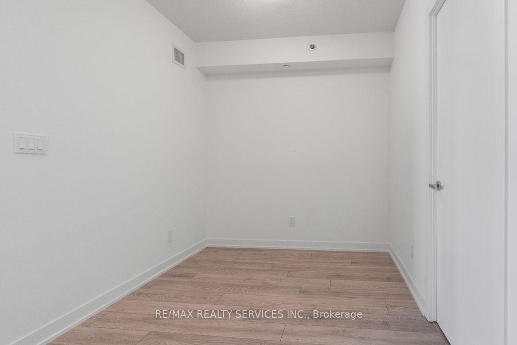 Photo 10 of Unit B906, 3200 Dakota Common, Burlington, Alton — HOMEH