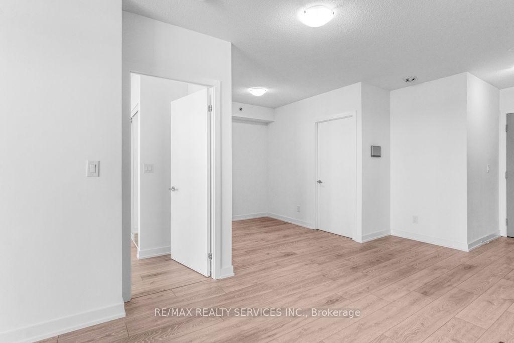 Photo 15 of Unit B906, 3200 Dakota Common, Burlington, Alton — HOMEH