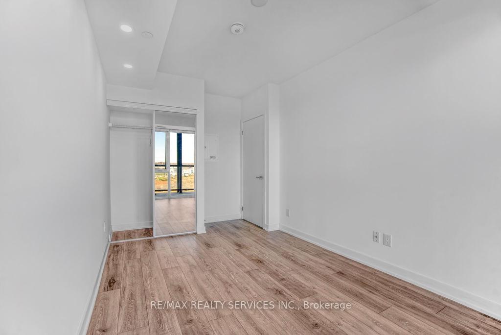 Photo 19 of Unit B906, 3200 Dakota Common, Burlington, Alton — HOMEH