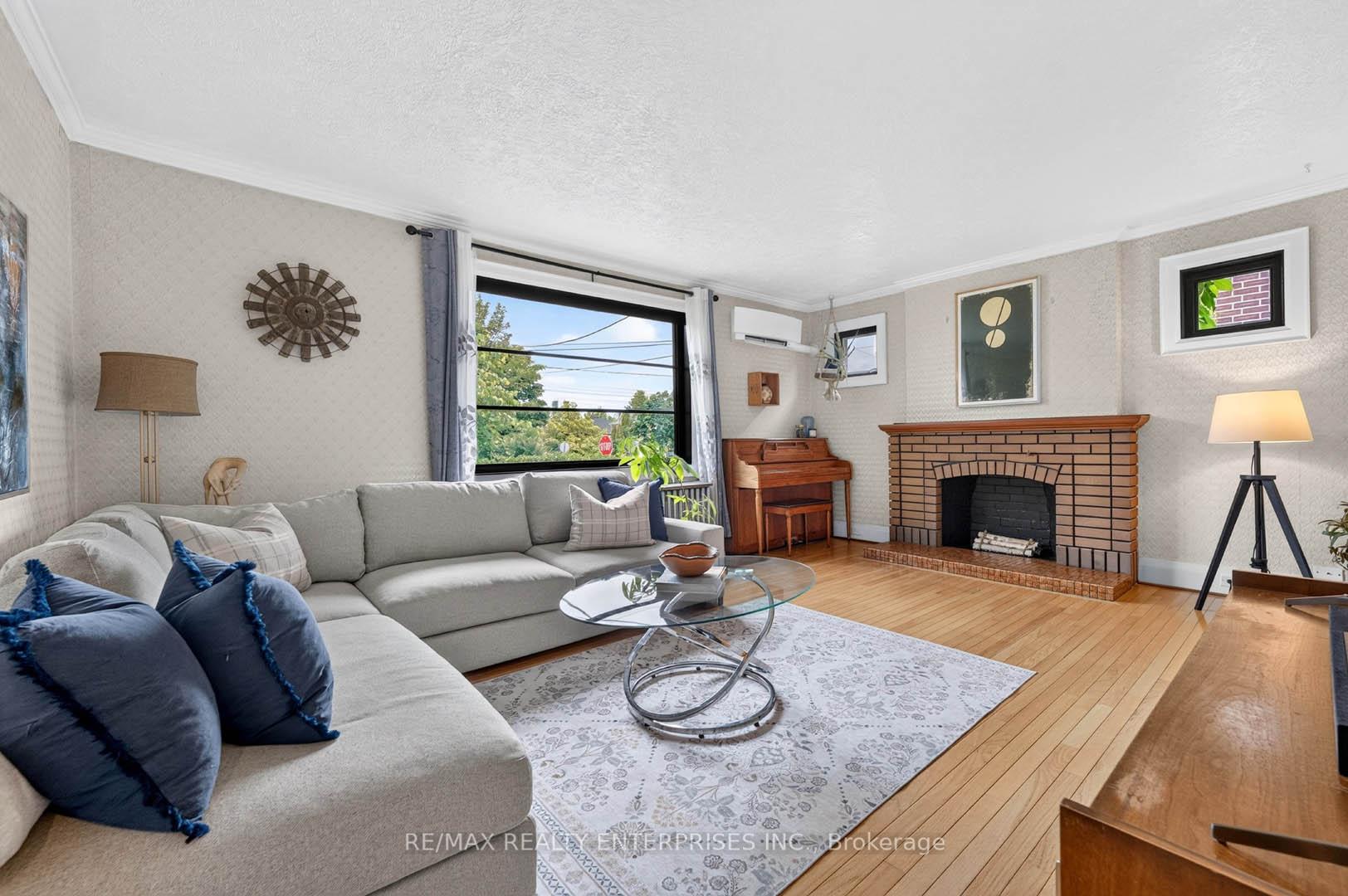 Photo of 233 Rosemount Avenue
