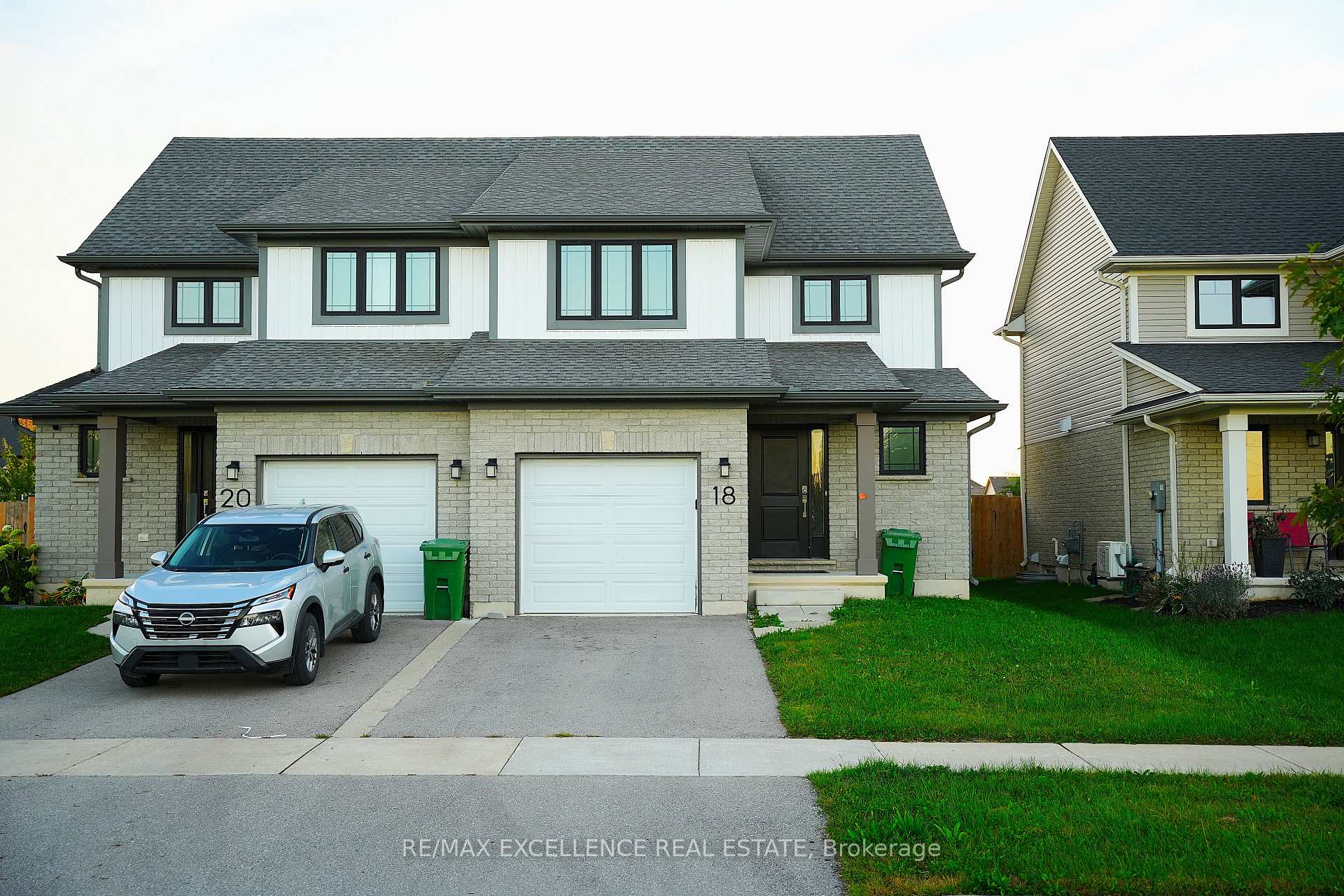Photo 2 of 18 Weir Crescent, St. Thomas — HOMEH
