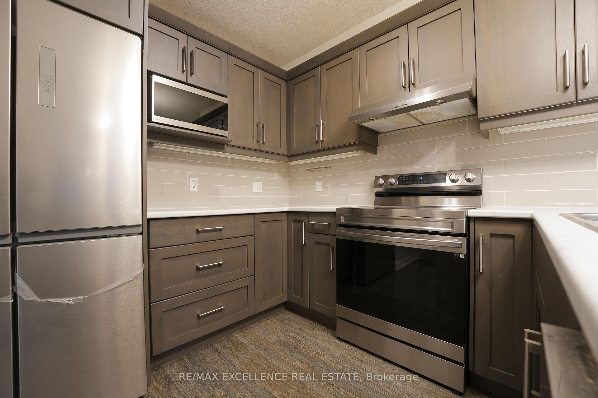 Photo 3 of 18 Weir Crescent, St. Thomas — HOMEH