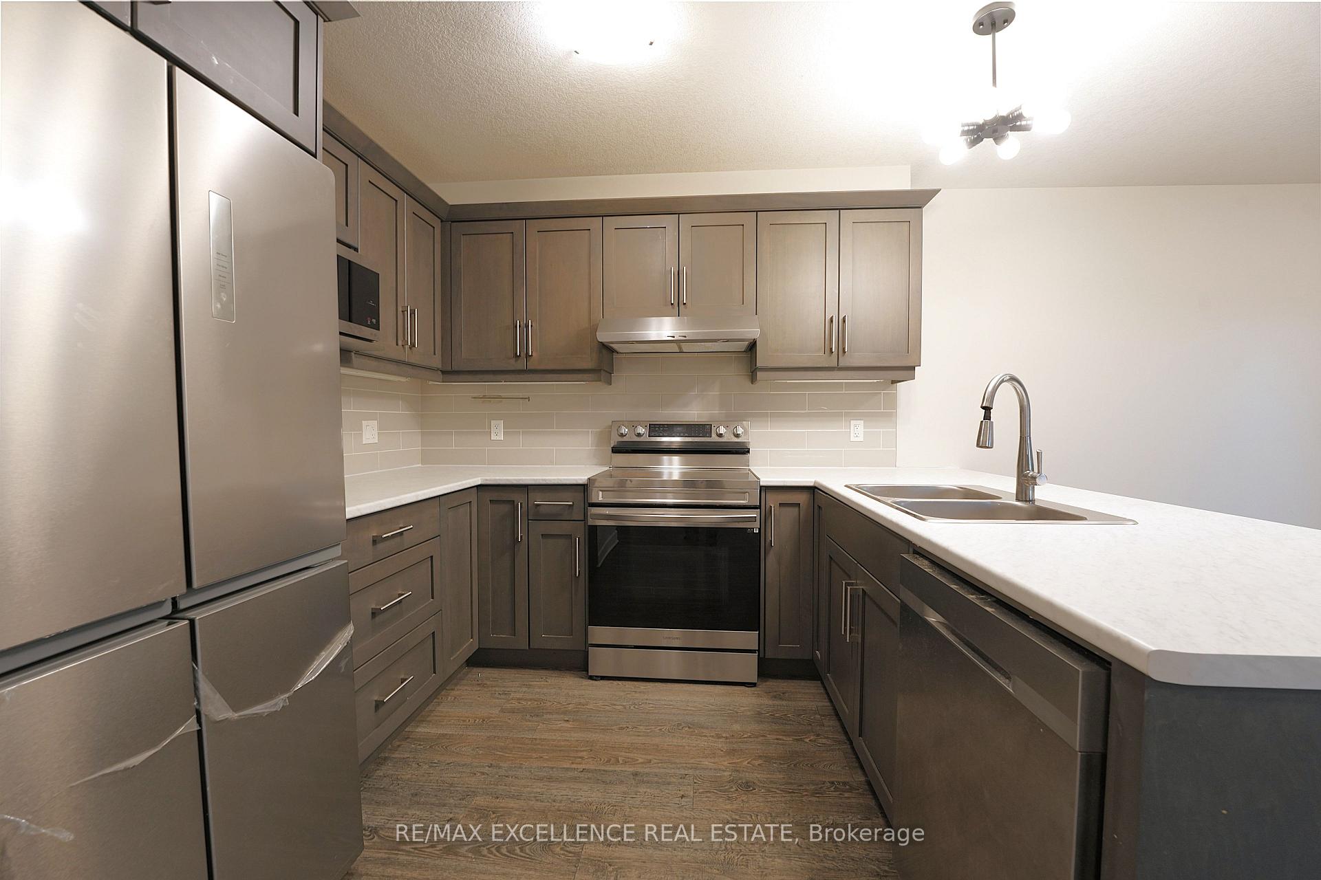 Photo 4 of 18 Weir Crescent, St. Thomas — HOMEH