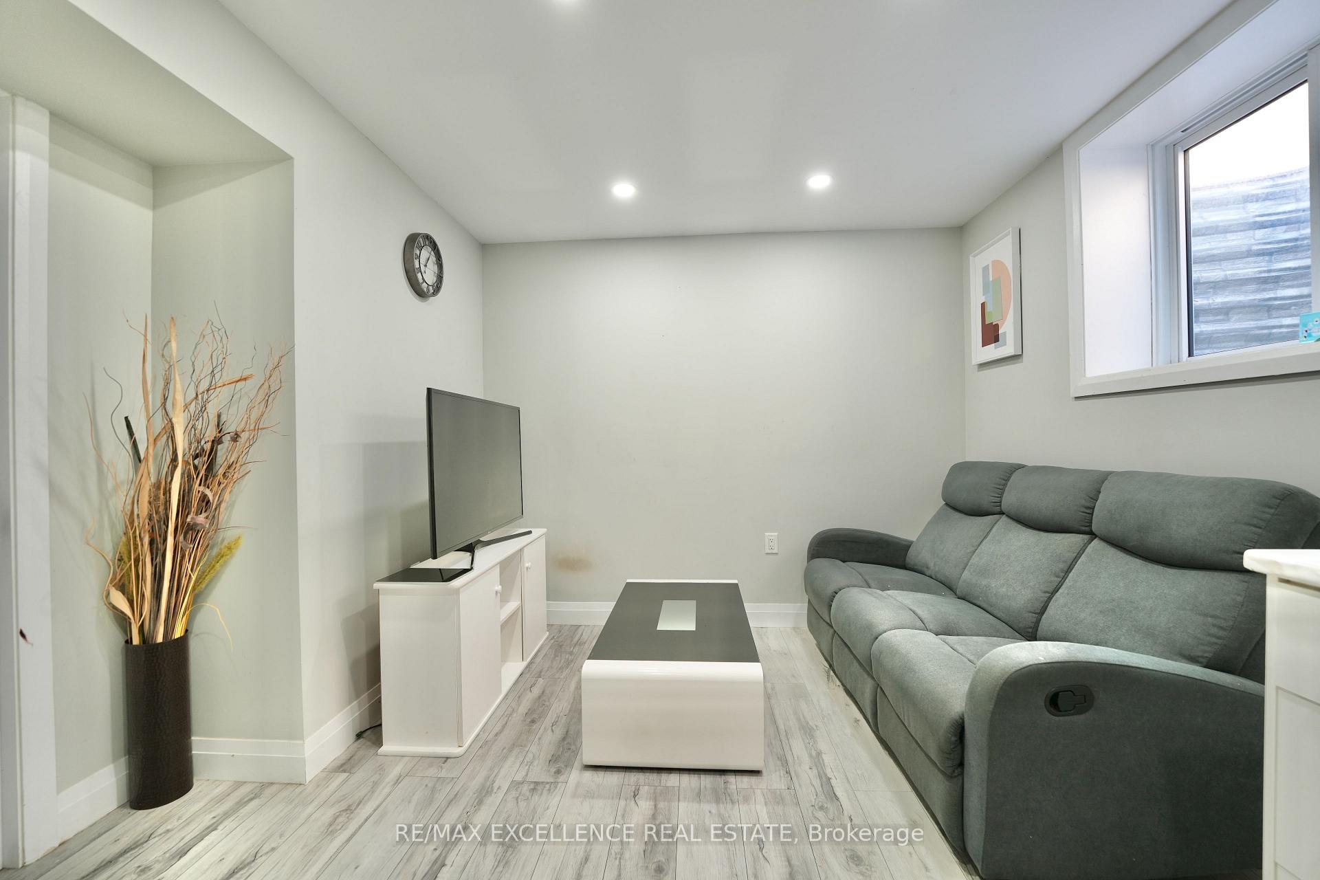 Photo 20 of 18 Weir Crescent, St. Thomas — HOMEH