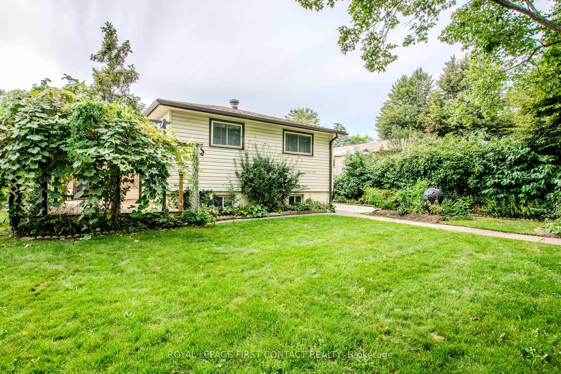 Photo 35 of 12 Daphne Crescent, Barrie, Cundles East — HOMEH