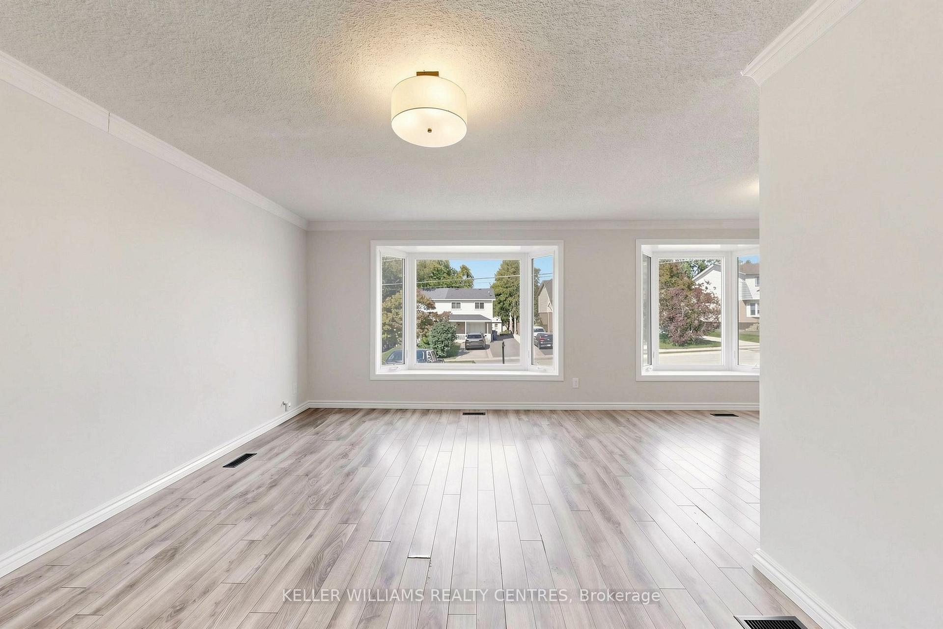 Photo 9 of Unit Upper, 807 Greenfield Crescent, Newmarket, Huron Heights-Leslie Valley — HOMEH