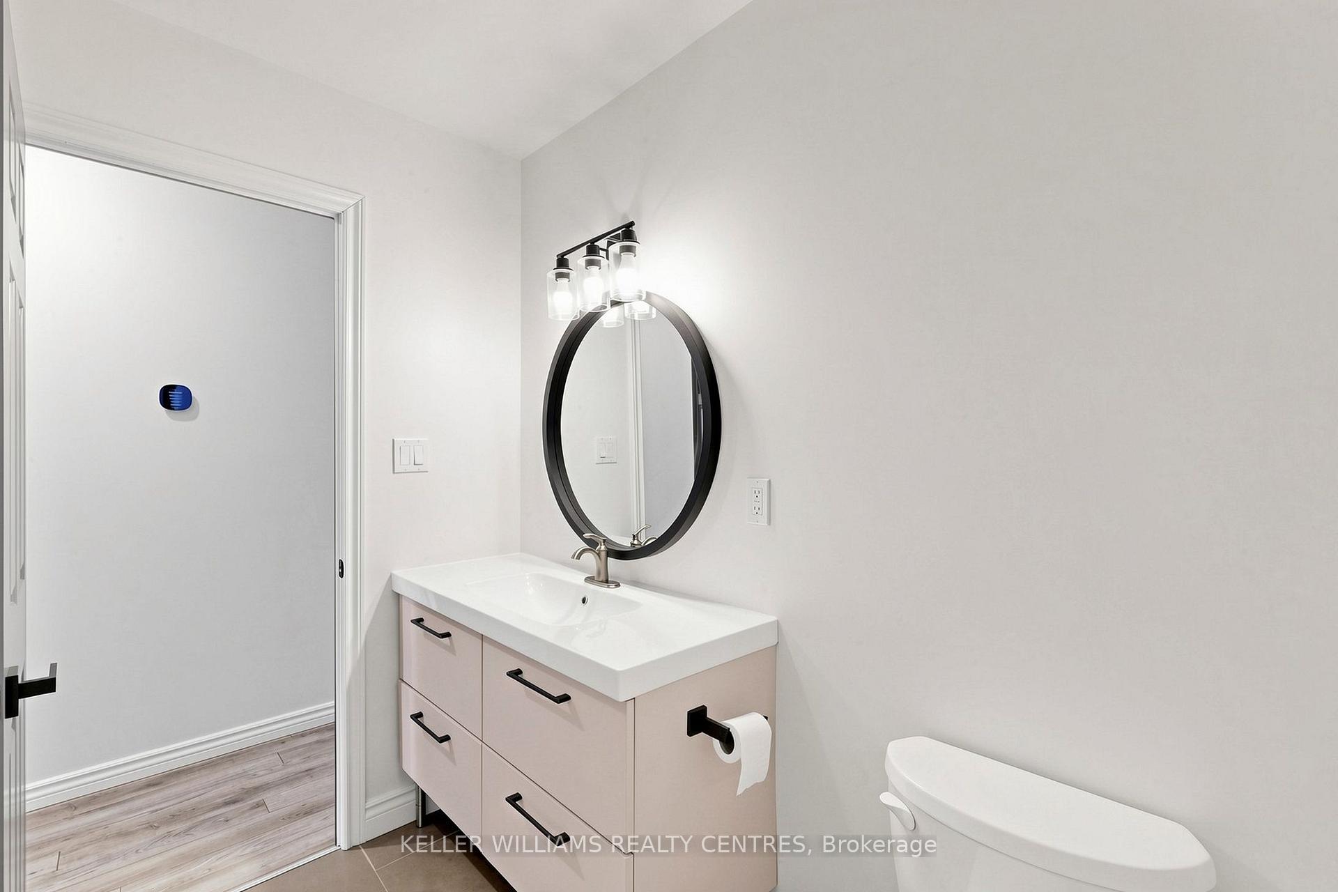 Photo 15 of Unit Upper, 807 Greenfield Crescent, Newmarket, Huron Heights-Leslie Valley — HOMEH