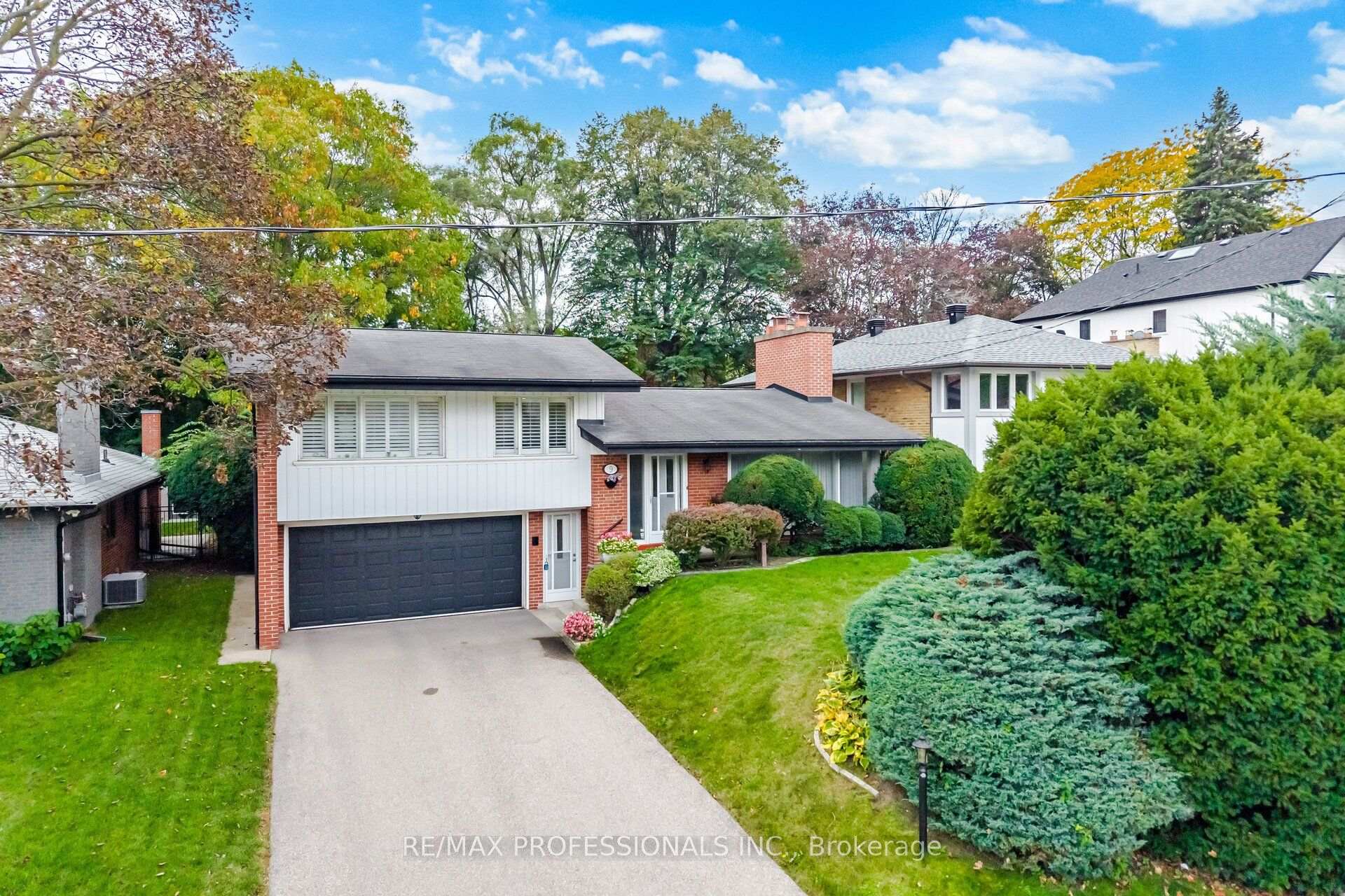 Photo 2 of 9 Humber Ridge Drive, Etobicoke, Stonegate-Queensway — HOMEH