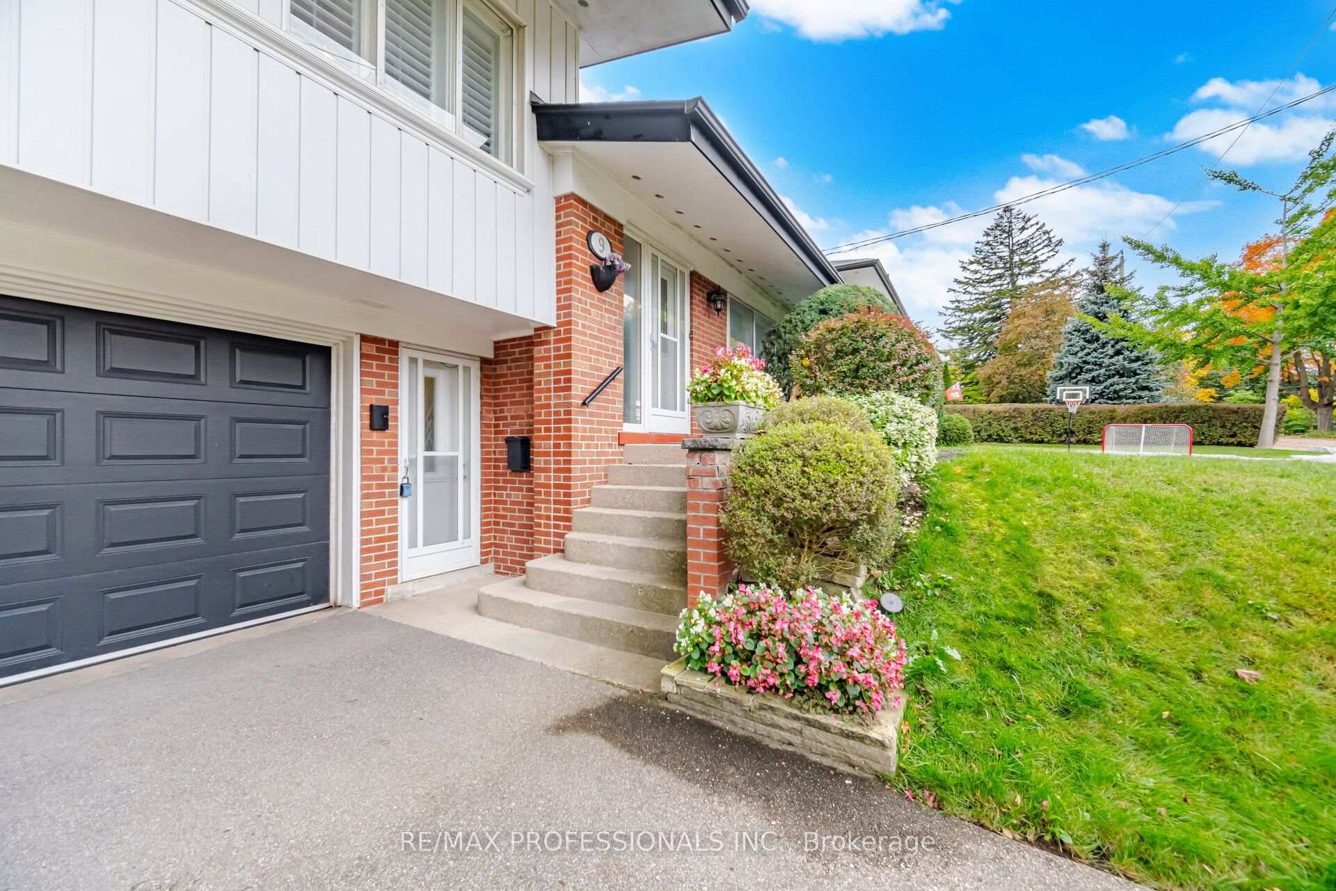 Photo 3 of 9 Humber Ridge Drive, Etobicoke, Stonegate-Queensway — HOMEH