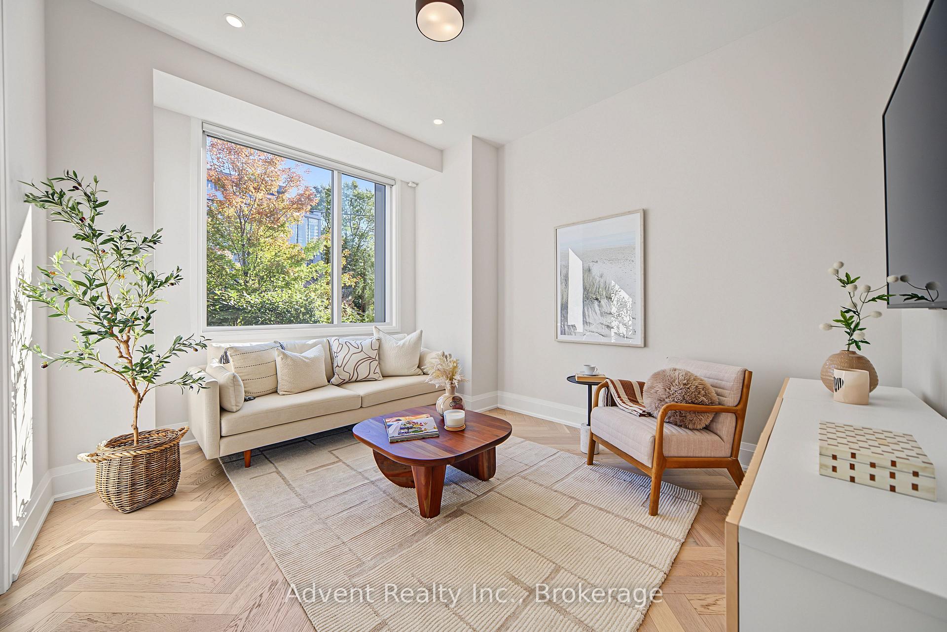 Photo 2 of Unit 3, 18 Greenbriar Road, North York, Bayview Village — HOMEH