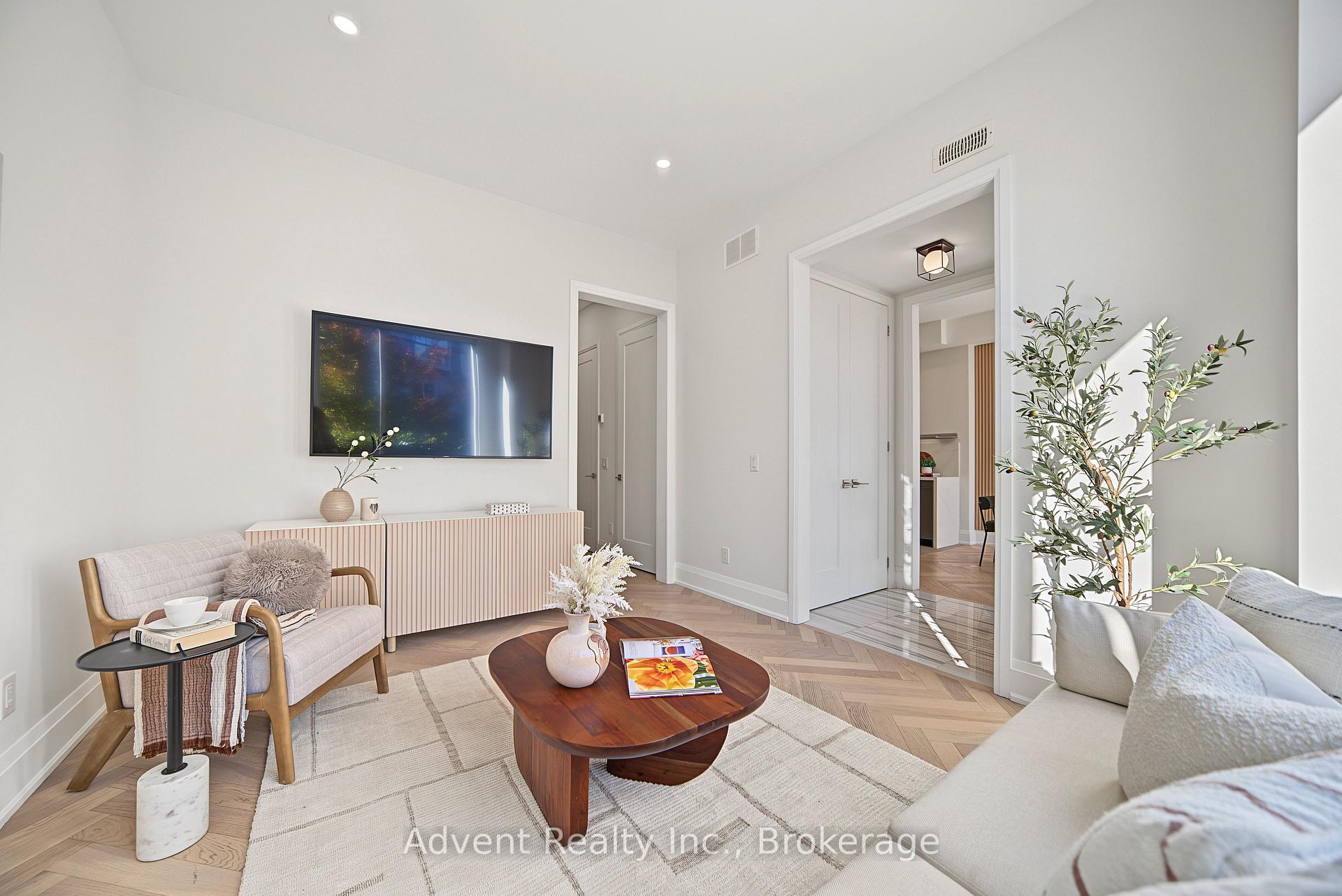Photo 5 of Unit 3, 18 Greenbriar Road, North York, Bayview Village — HOMEH