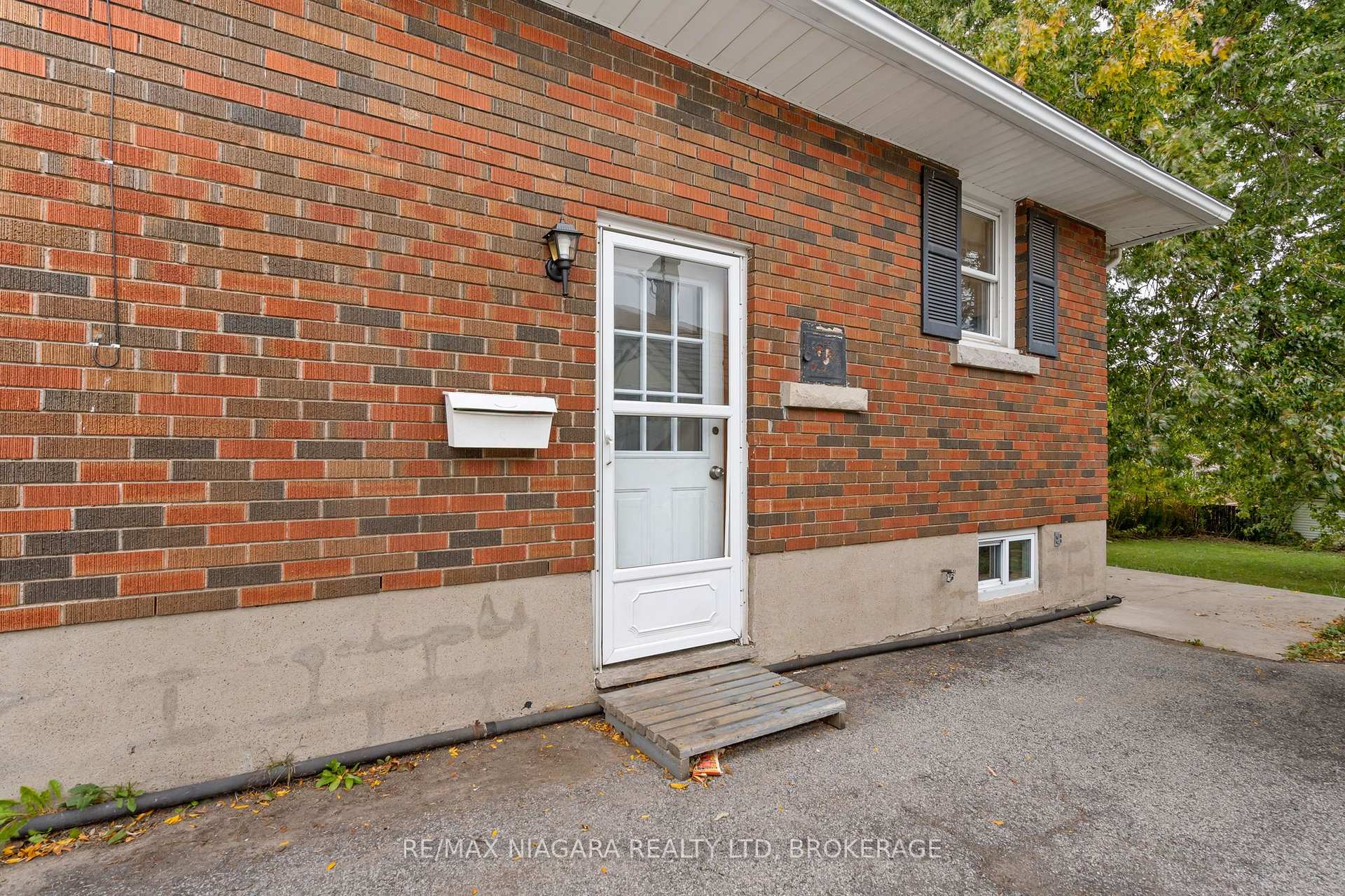 Photo 4 of 241 Bertie Street, Fort Erie, Central — HOMEH