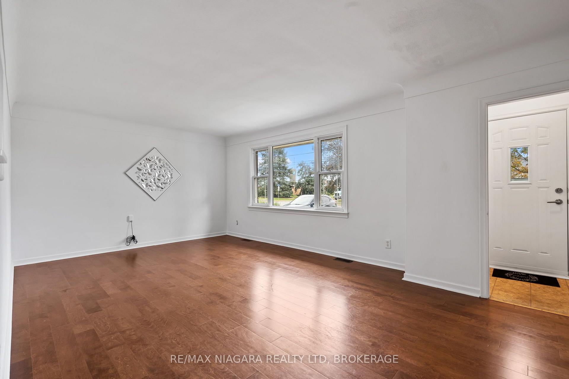 Photo 5 of 241 Bertie Street, Fort Erie, Central — HOMEH