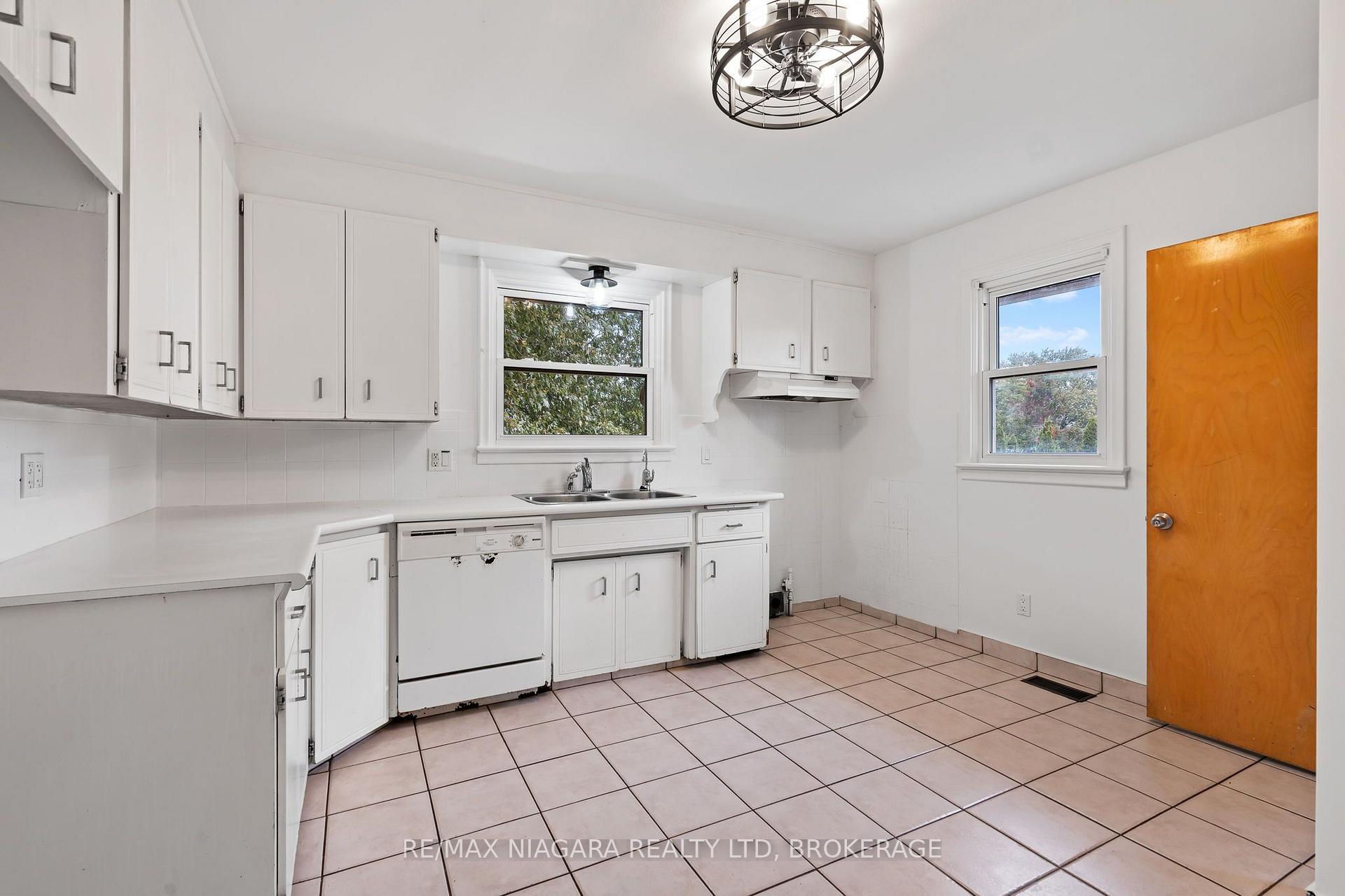 Photo 8 of 241 Bertie Street, Fort Erie, Central — HOMEH