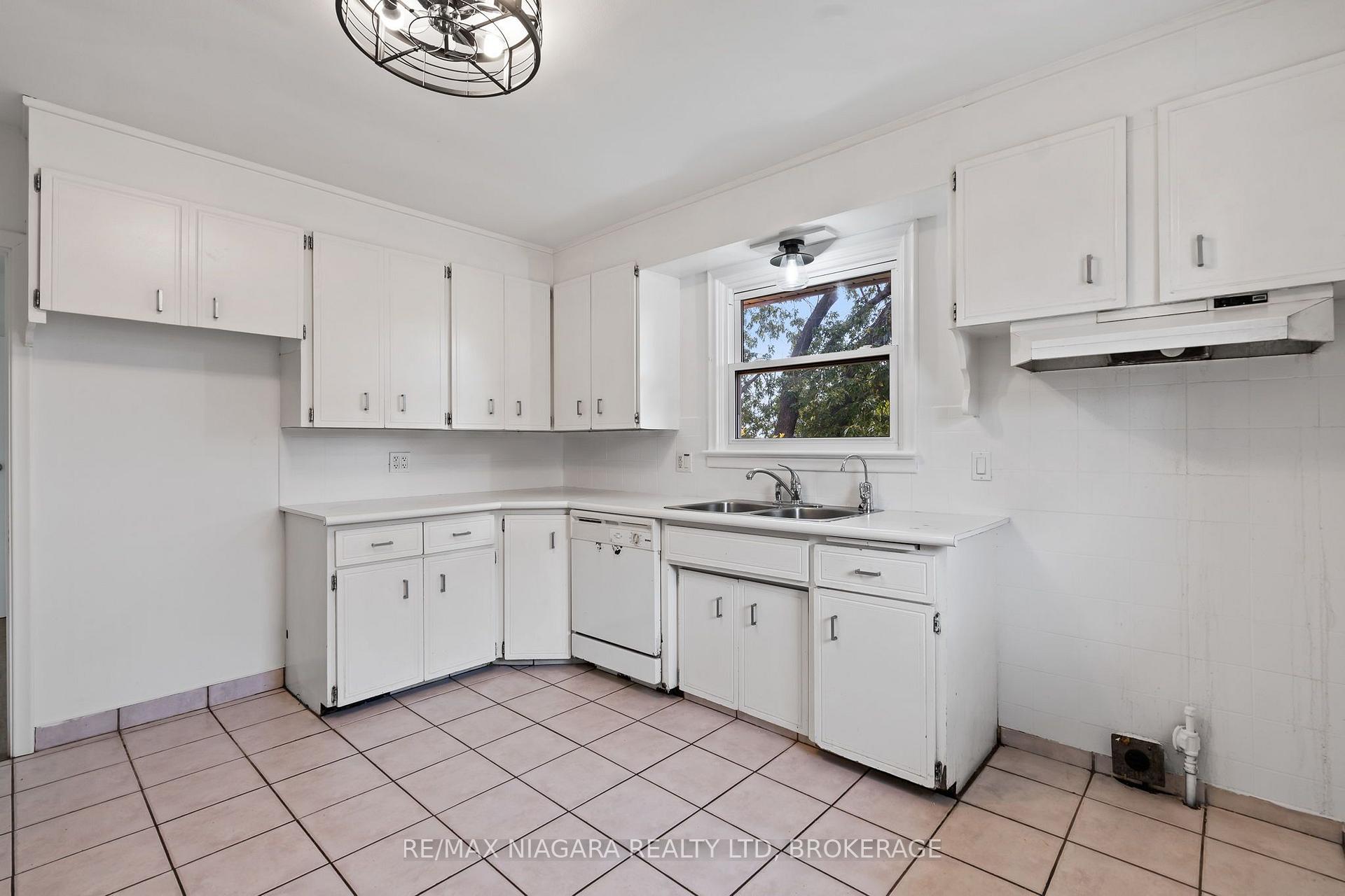 Photo 9 of 241 Bertie Street, Fort Erie, Central — HOMEH