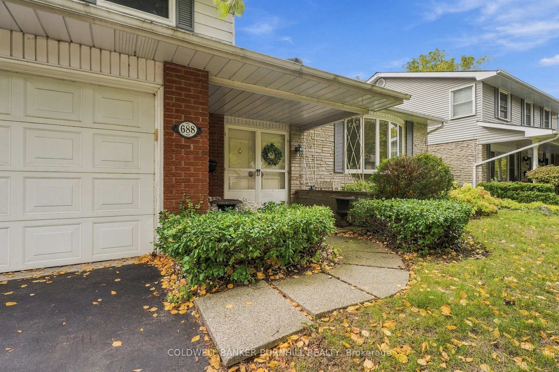 Photo 4 of 688 Cherrywood Drive, Burlington, LaSalle — HOMEH